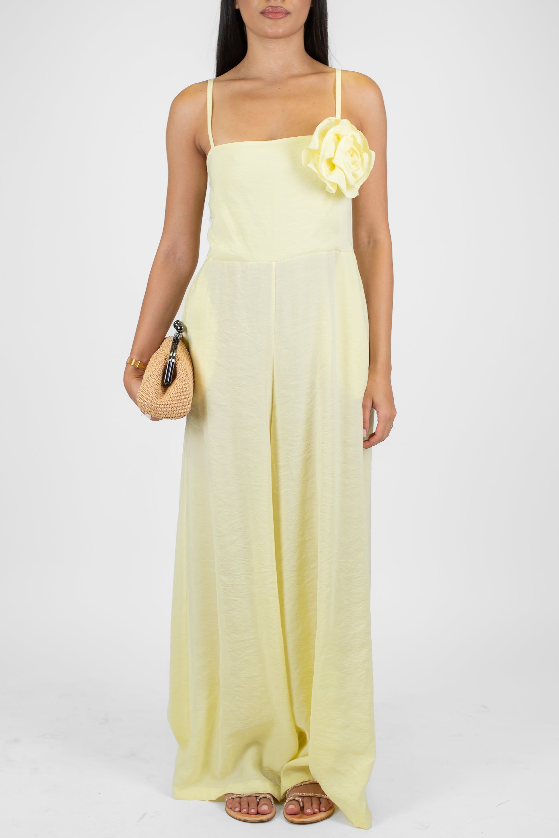 Tensione in - Tuta in modal con bretelline e spilla fiore