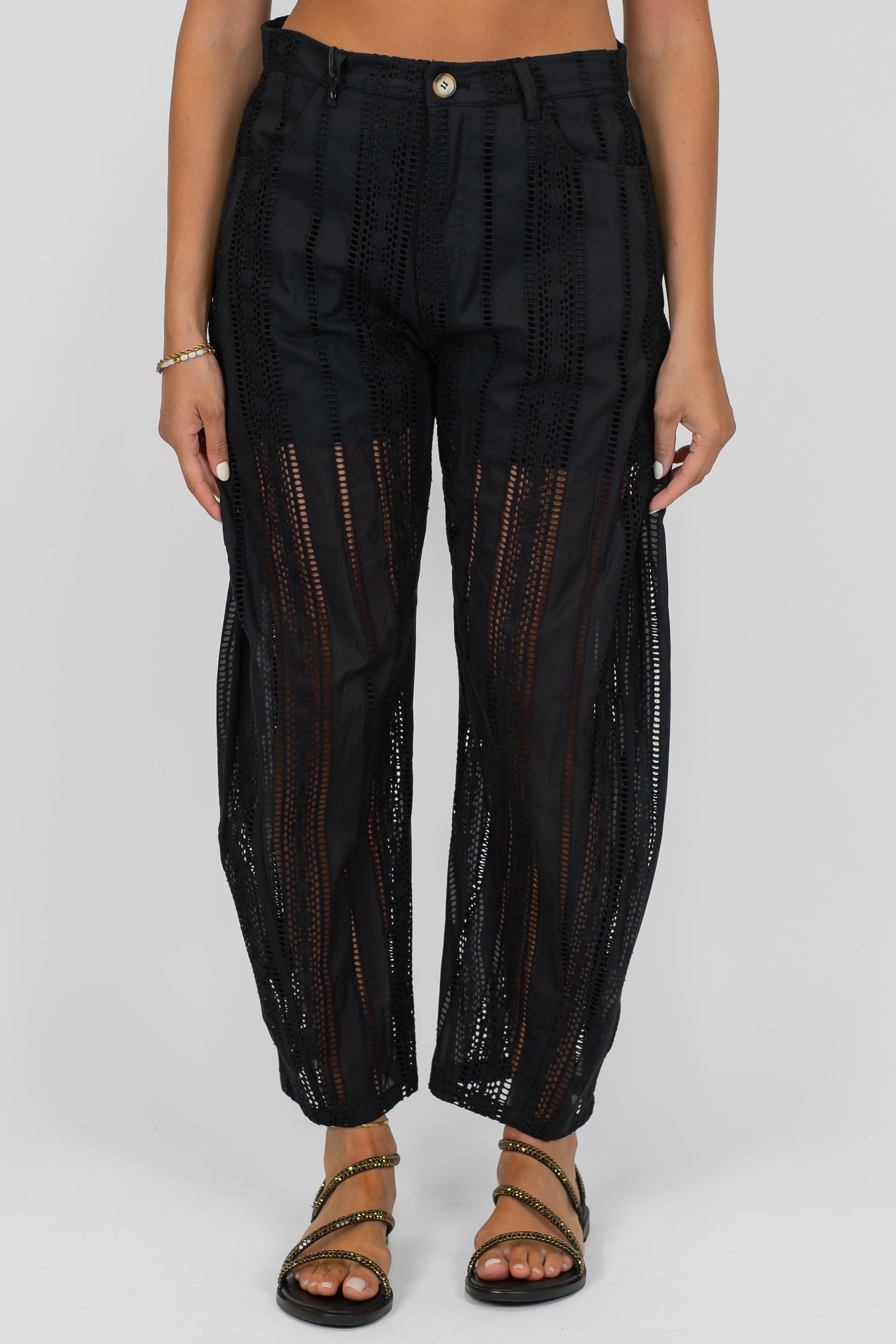 Tensione in - Pantalone balloon con ricami in pizzo sangallo