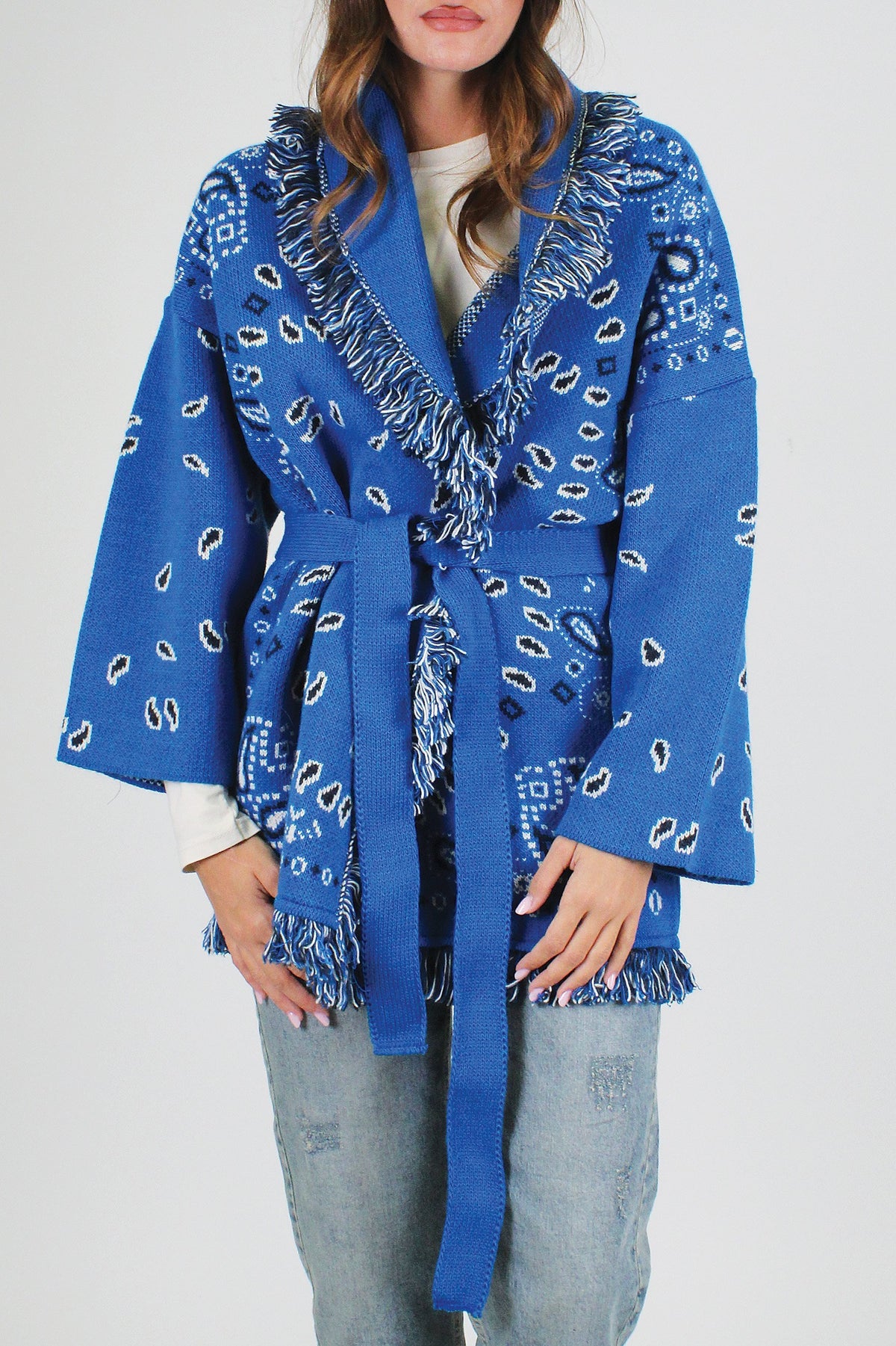Tensione in - Cardigan fantasia bandana in misto lana con profilo frange e chiusura con cintura in tessuto