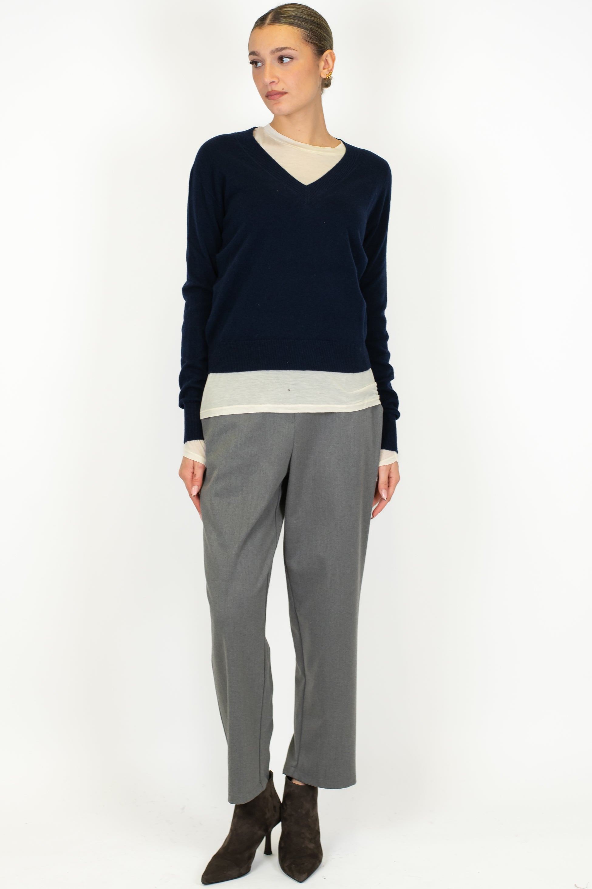 Tensione in - Maglia scollo a V in pura lana