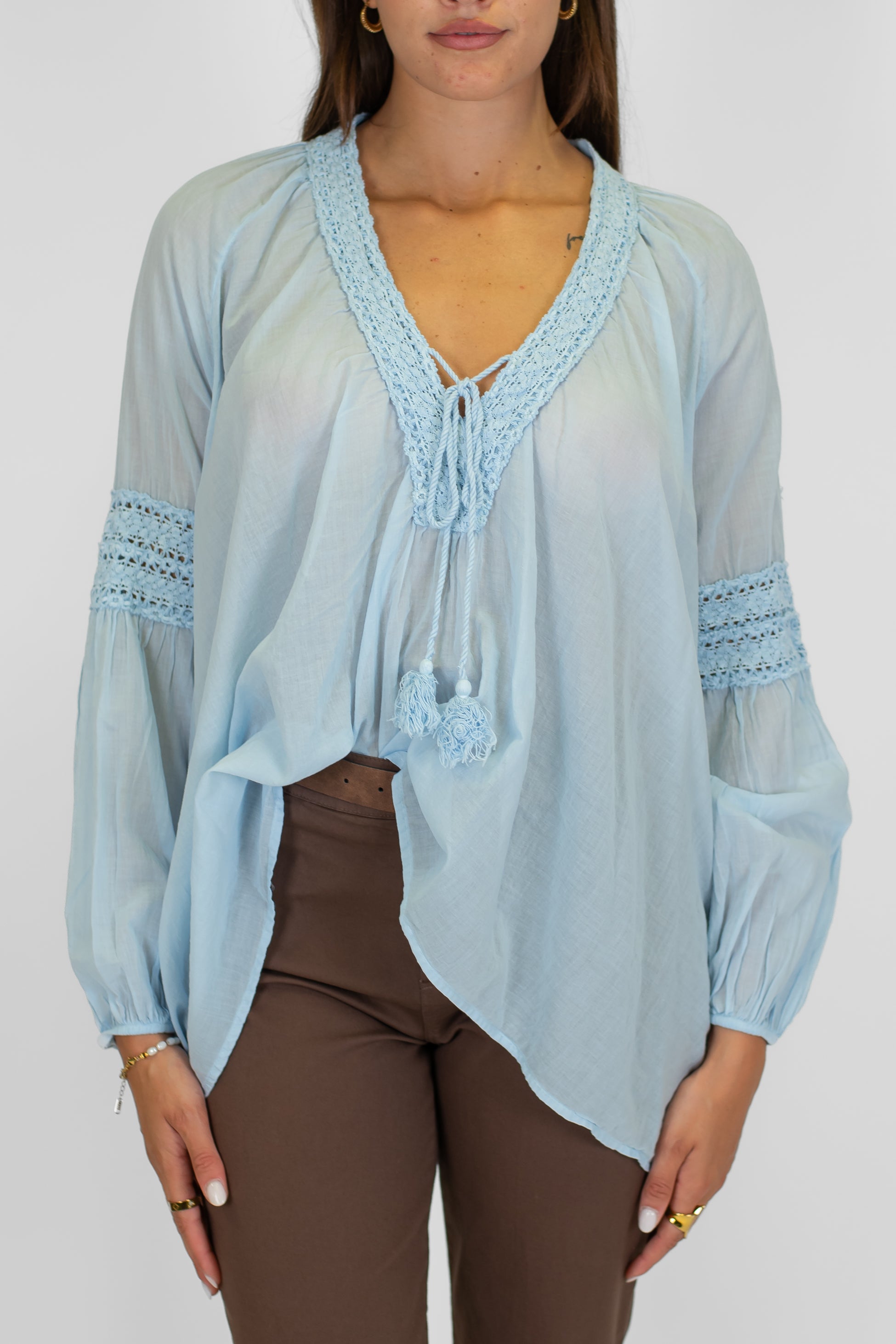 Dixie - Camicia in mussola di cotone scollo V con nappine e crochet