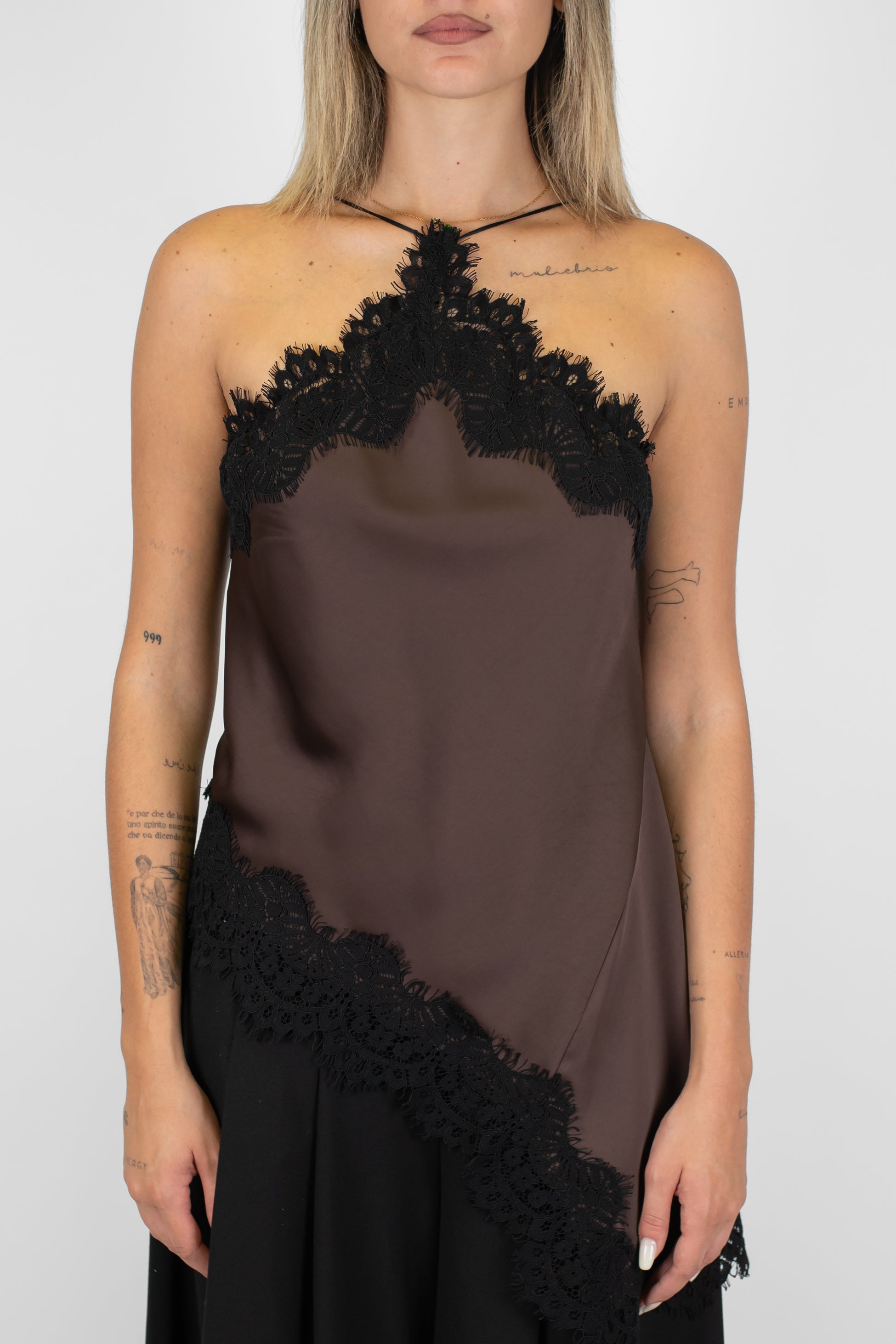 Motel - Top in satin con orli a contrasto in pizzo e asimmetria laterale