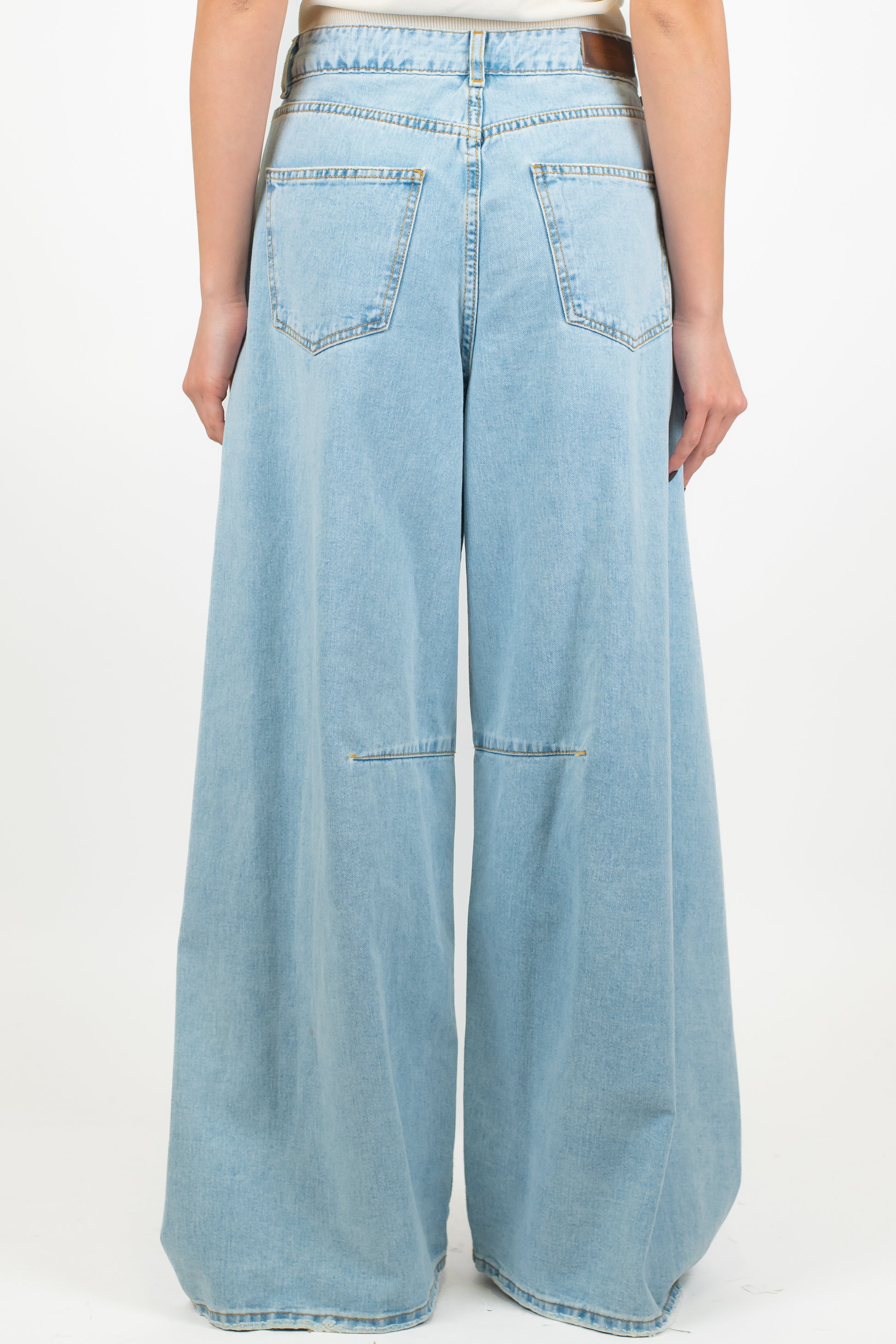 Tensione in - Jeans palazzo lavaggio chiaro con pinces sul ginocchio modello Louvre