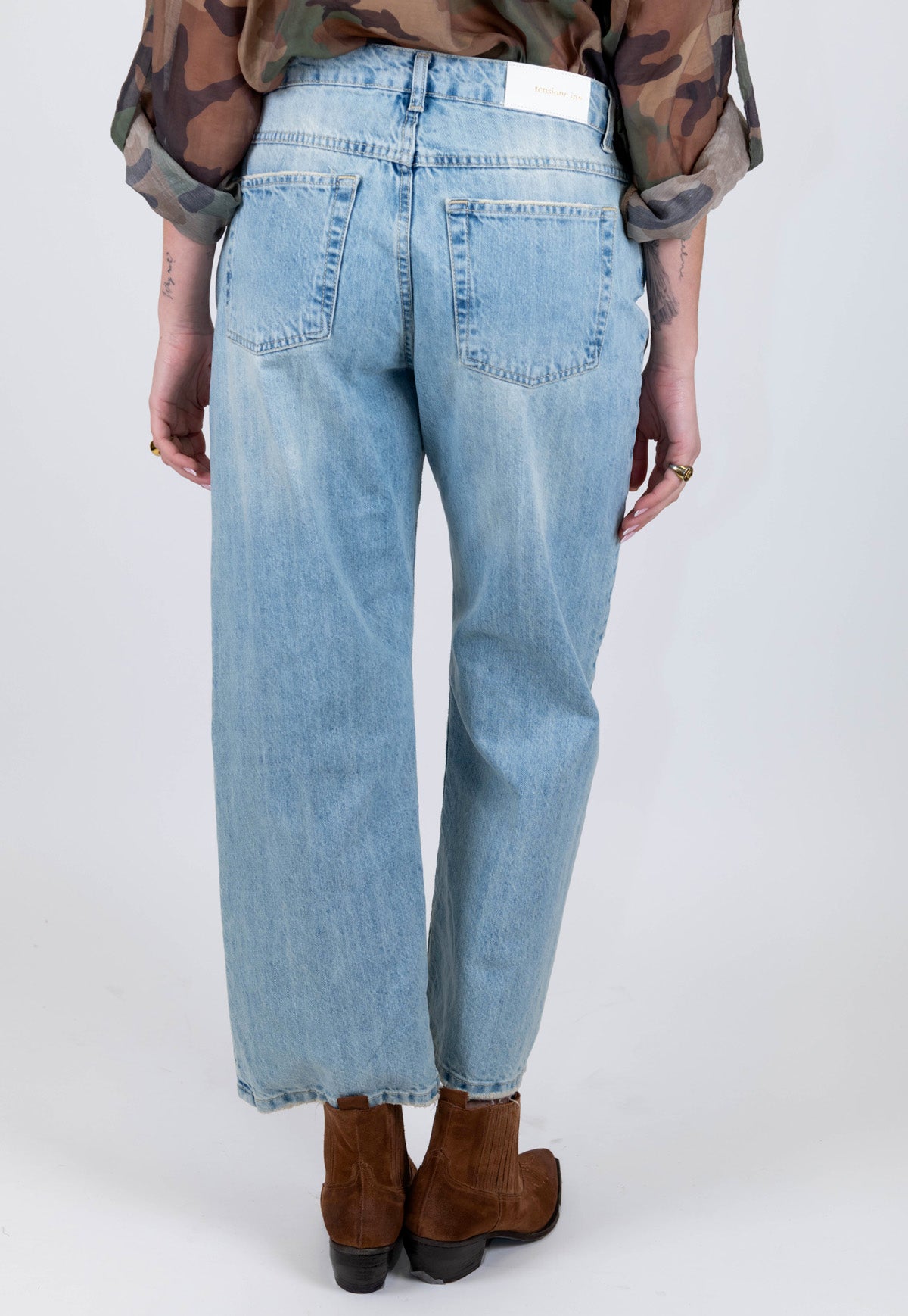 Tensione in - Jeans regular modello Tom lavaggio chiaro con profilo e fondo sfrangiato