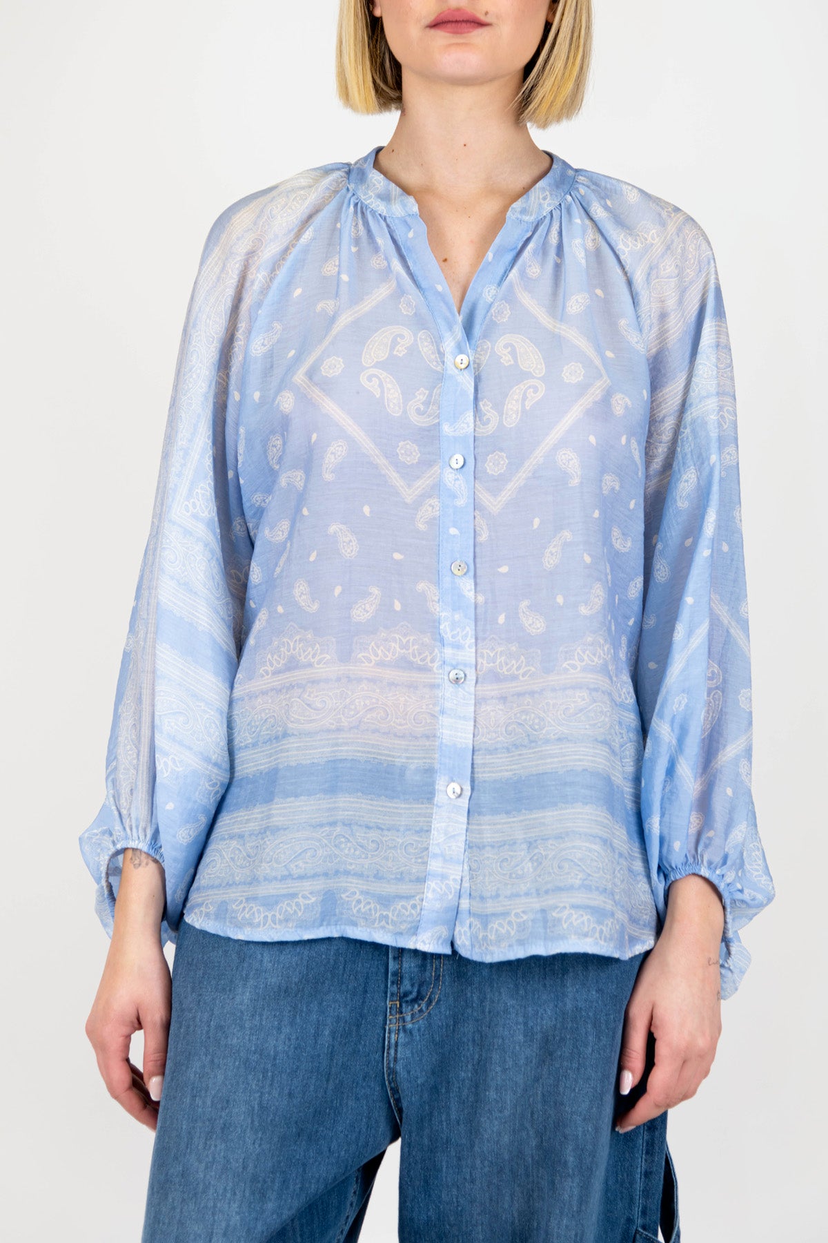 Tensione in - Camicia fantasia bandana con collo coreano e polsini elastici