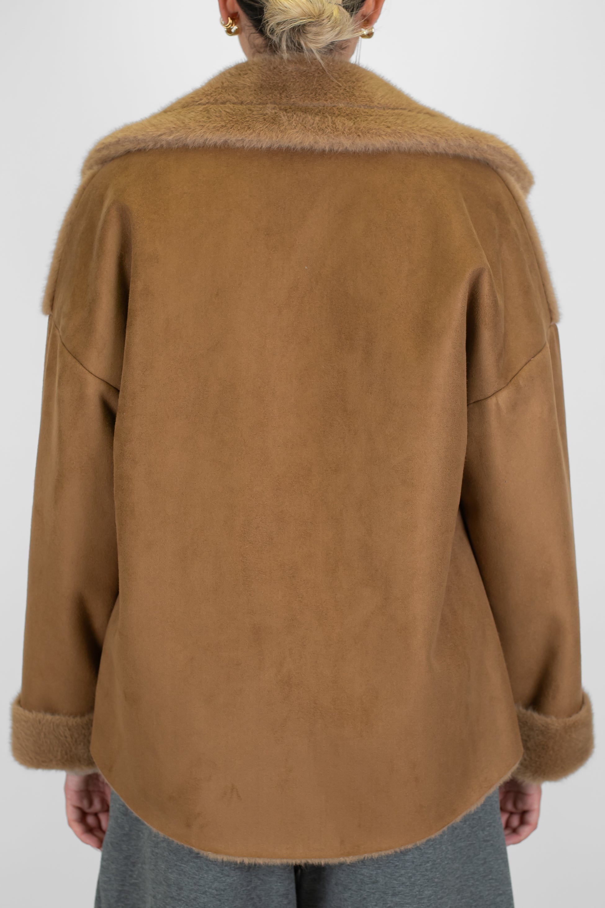 Tensione in - Ecomontone pellicciato con chiusura a bottoni