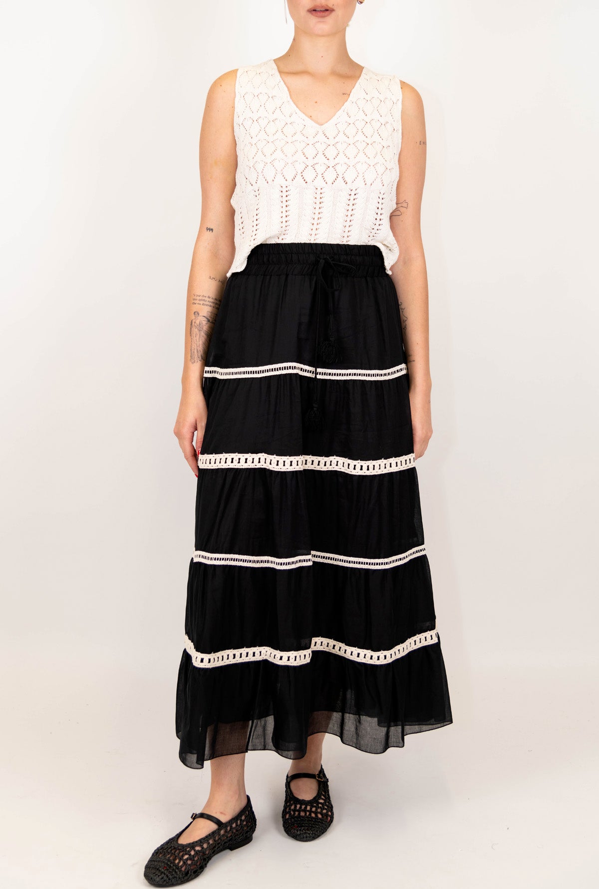 Tensione in - Gonna in mussola di cotone con balze ricamate in crochet