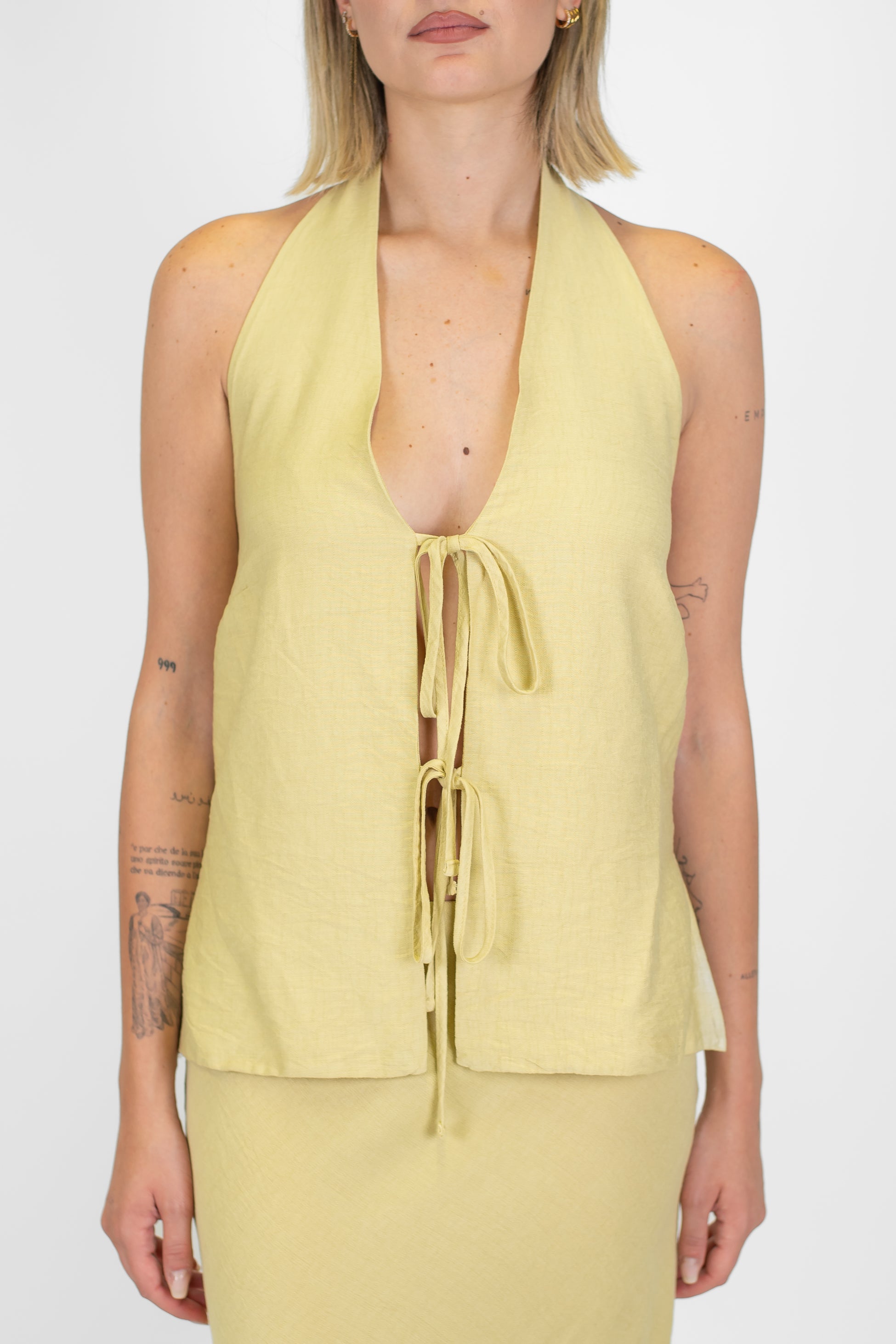 Tensione in - Gilet chiusura scollo fronte-retro con allaccio al collo e laccetti