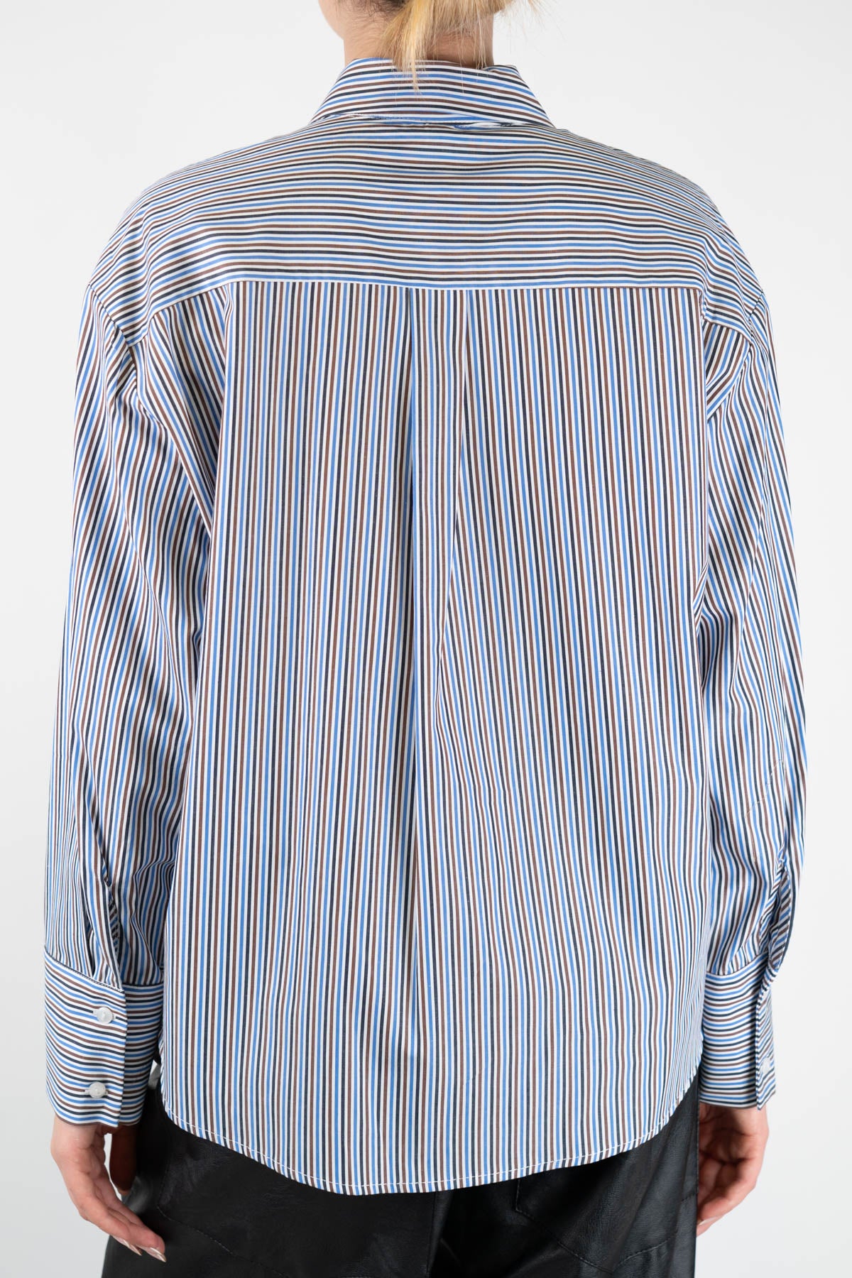 Tensione in - Camicia in cotone a righe con taschino