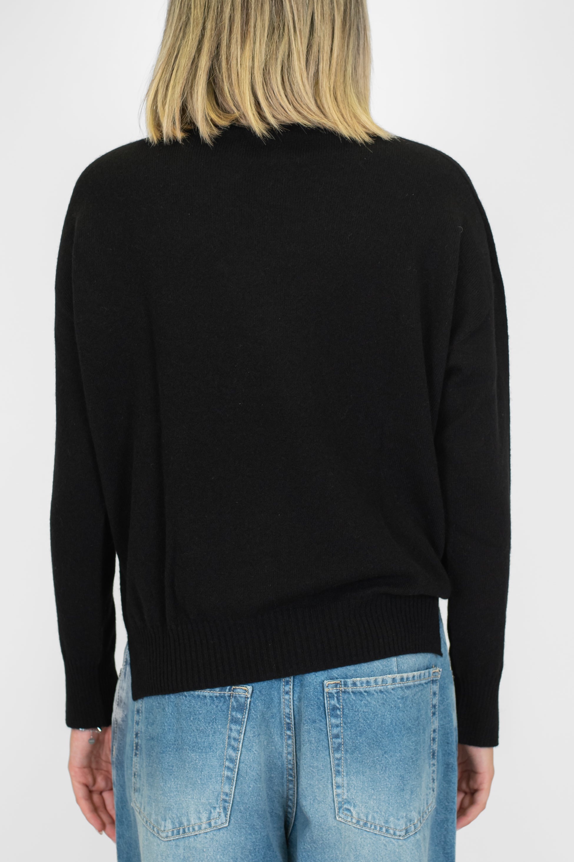 Tensione in - Maglia girocollo in puro cashmere con spacchetti su polsi