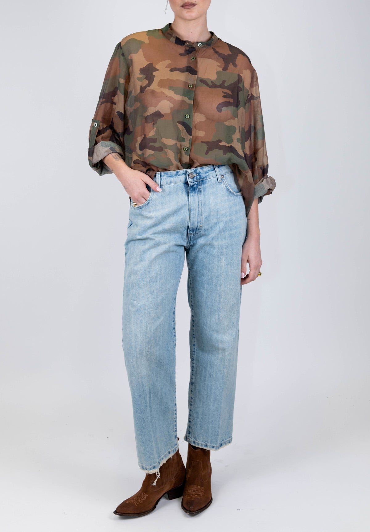 Tensione in - Jeans regular modello Tom lavaggio chiaro con profilo e fondo sfrangiato