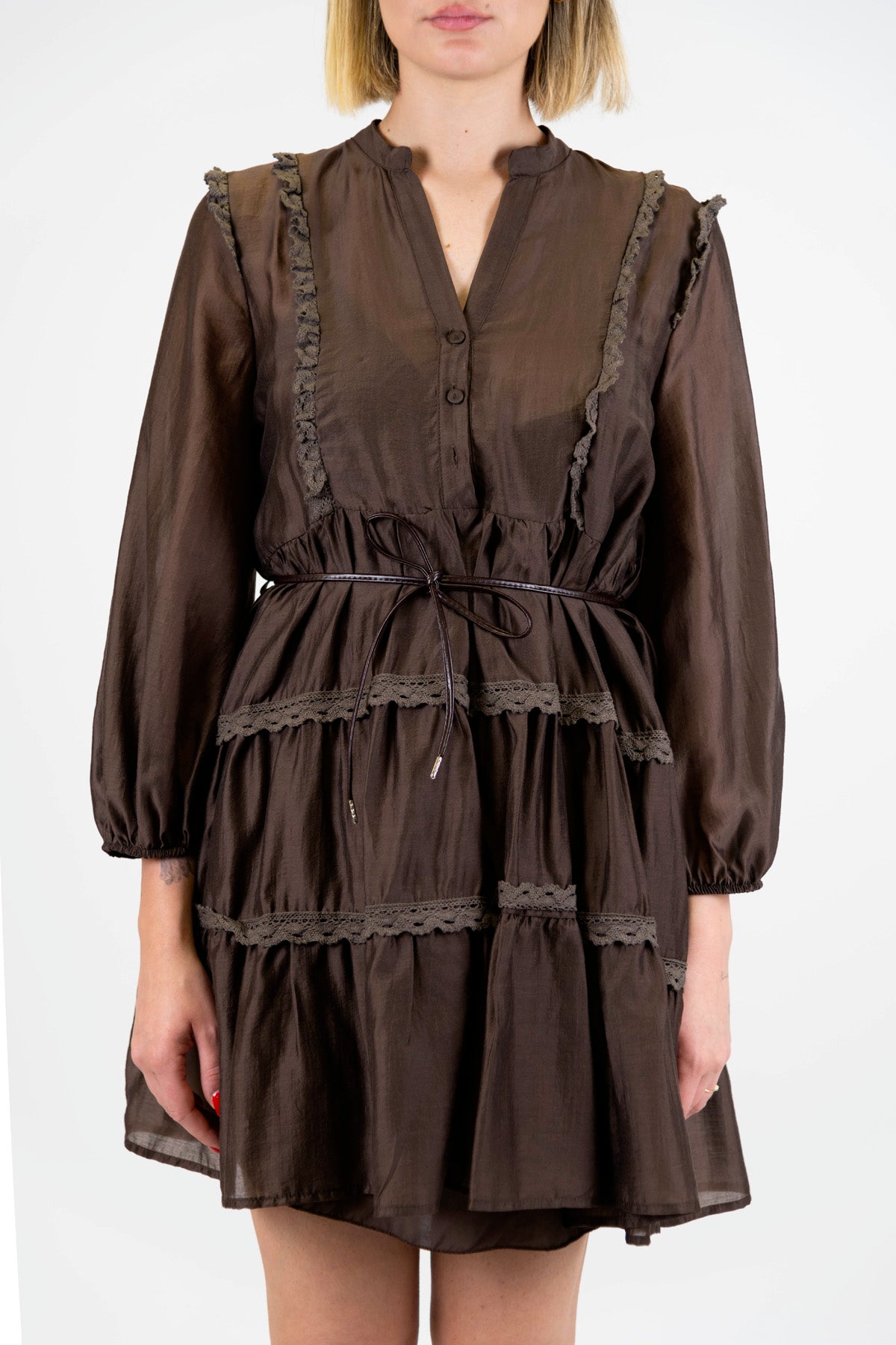 Tensione in - Abito corto in tencel con profili e balze ricamate e chiusura con bottoni