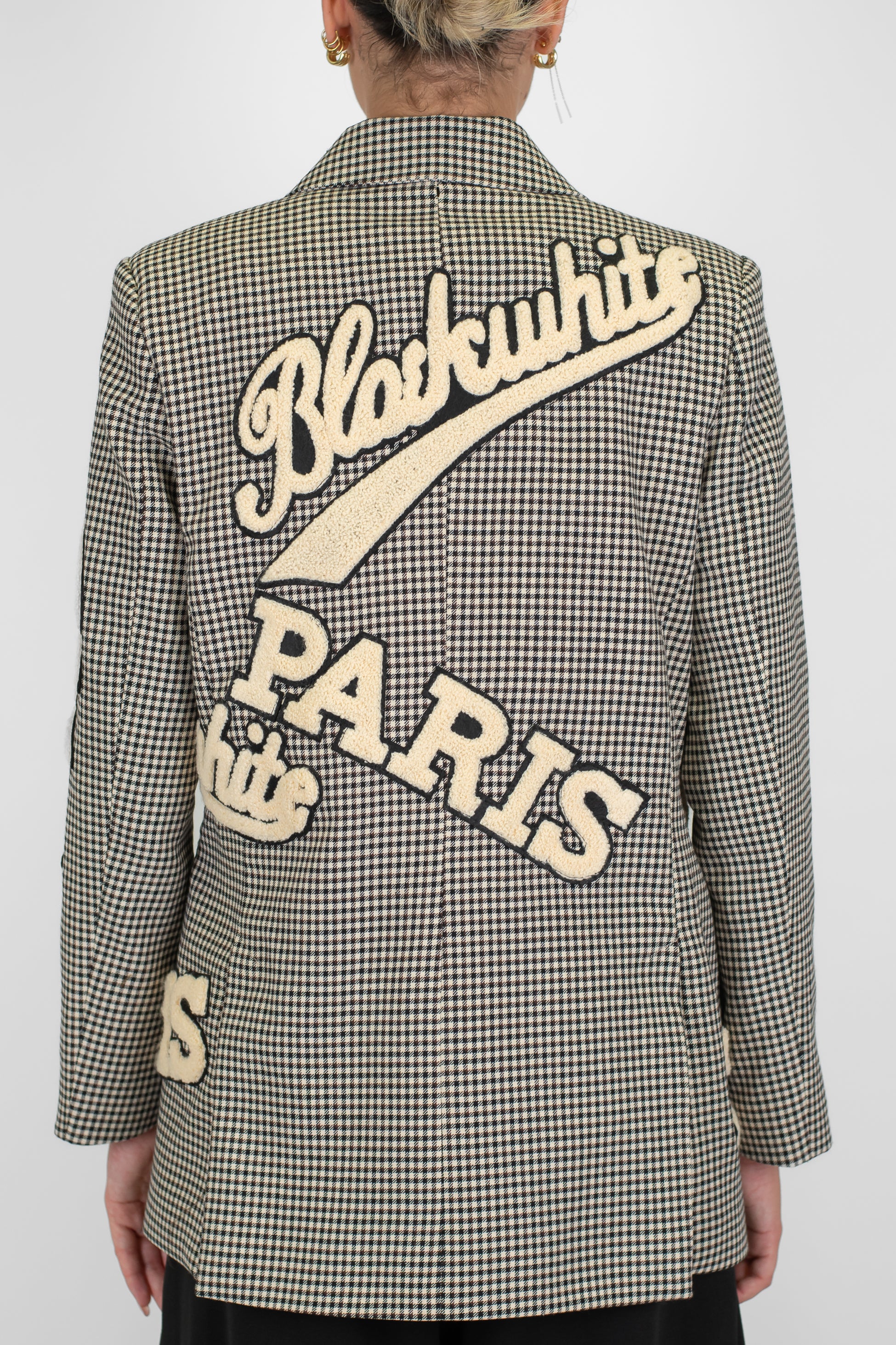 Tensione in - Giacca doppiopetto fantasia pied de poule con patch scritte