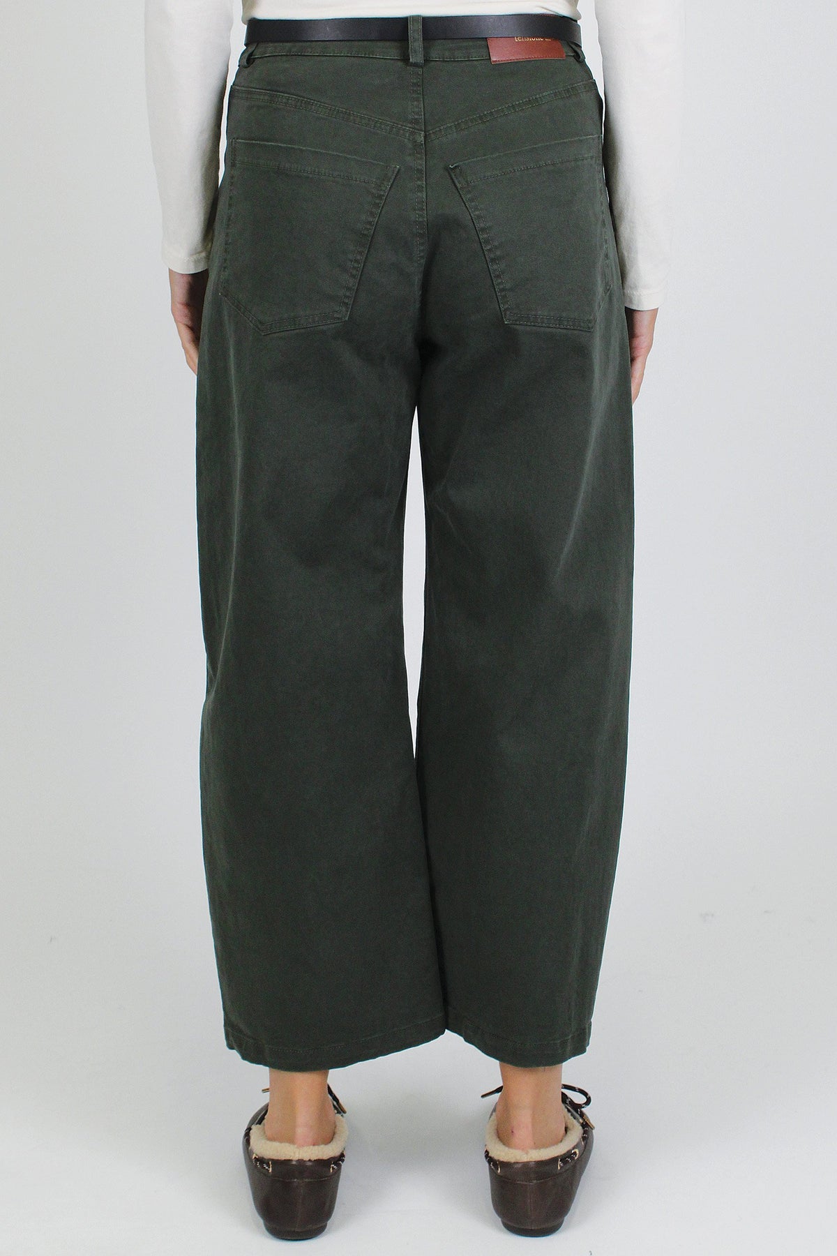 Tensione in - Pantalone balloon crop in denim colorato con cintura