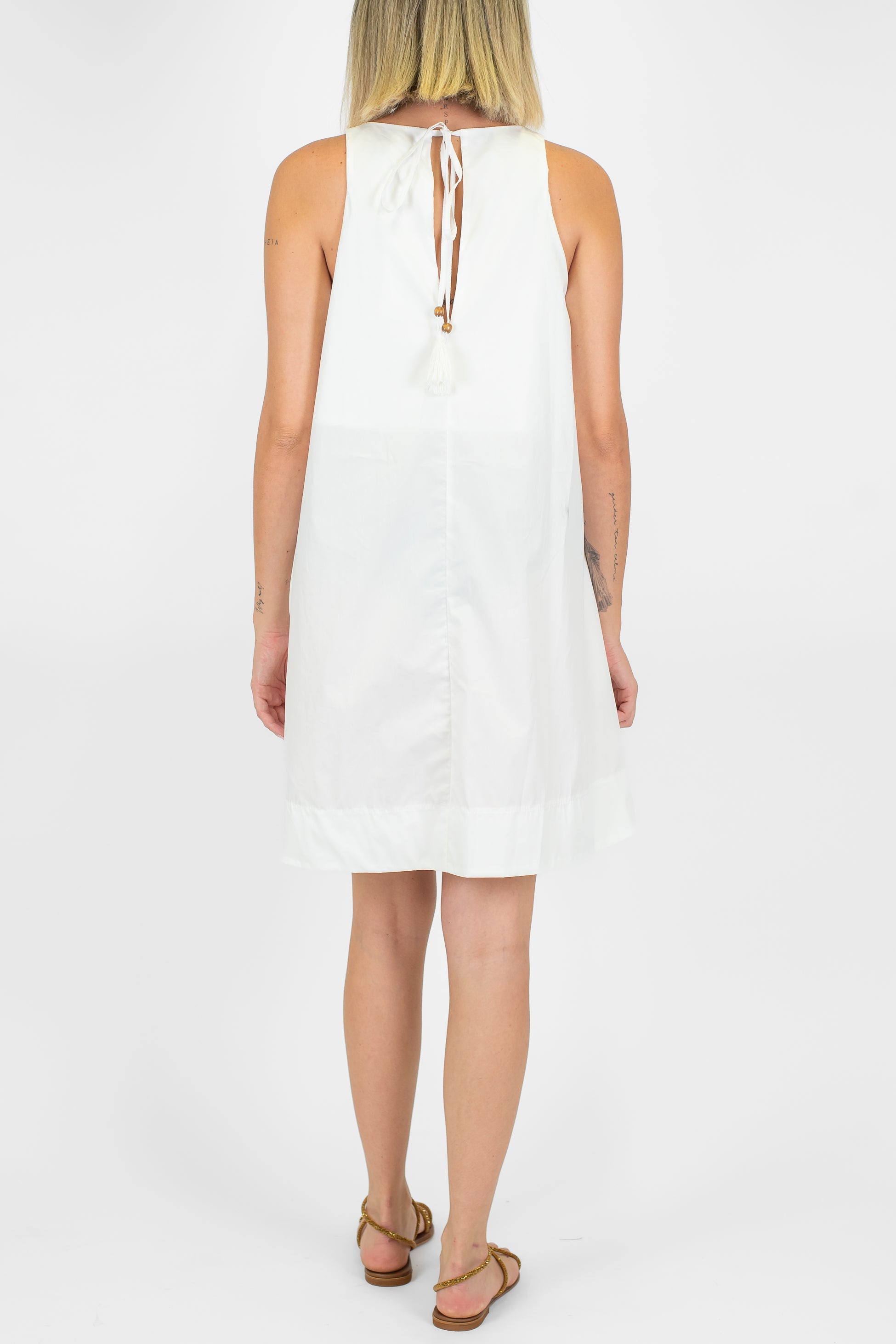 Motel - Abito corto in tela paracadute con scollo a V e allacio al collo sul retro