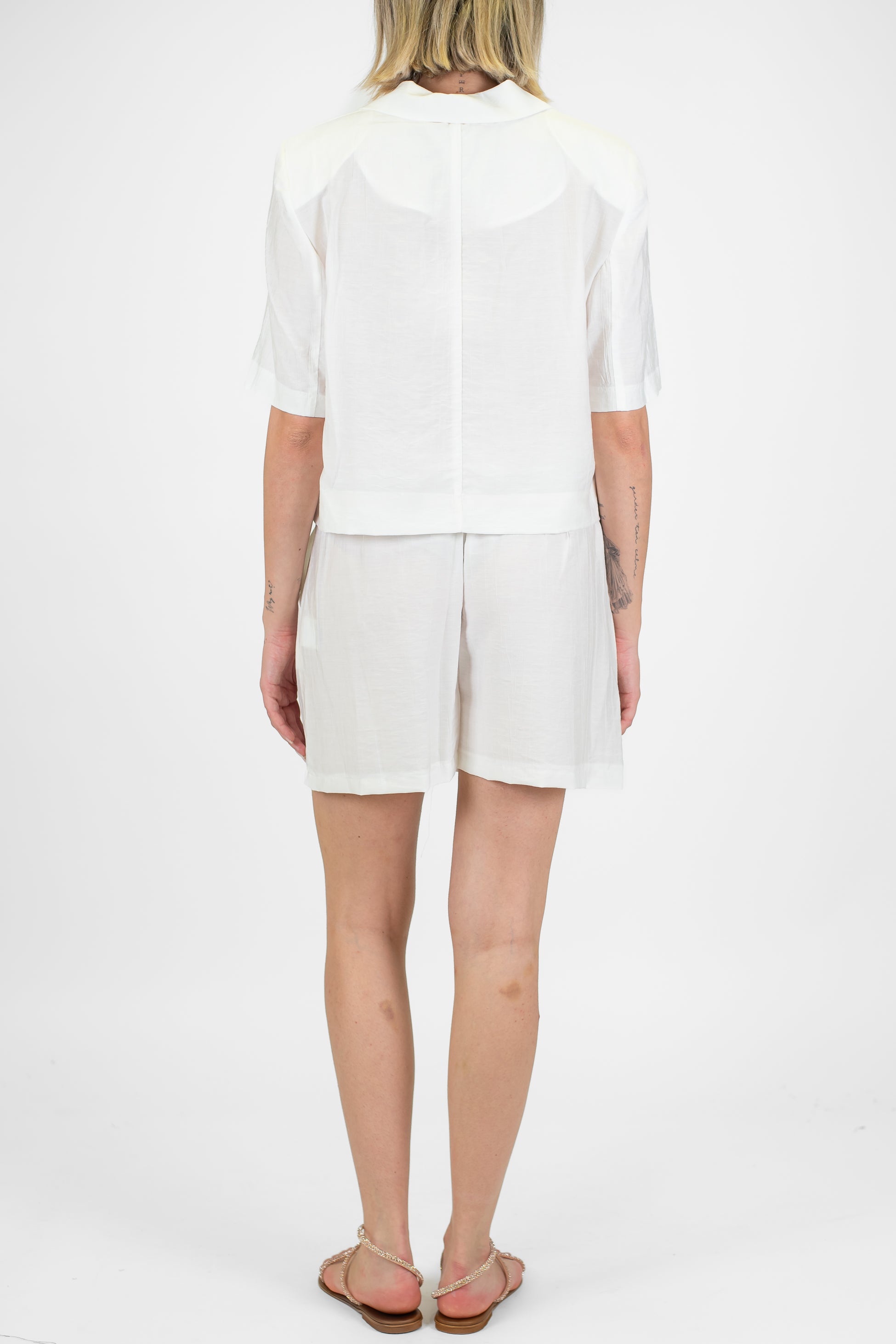 Tensione in - Coordinato in viscosa leggera con giacca crop sfoderata mezzamanica e bermuda