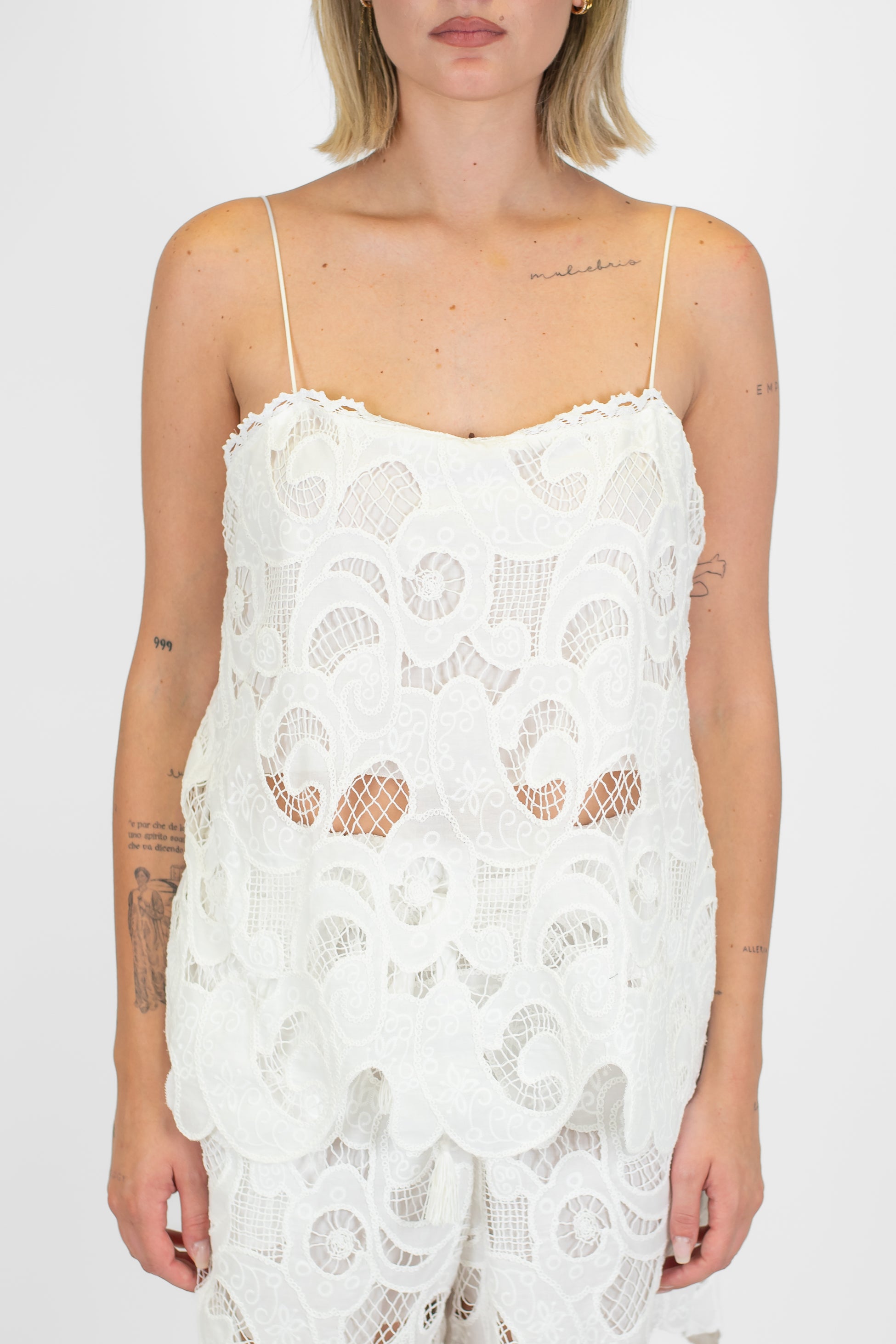 Tensione in - Top con bretelline e ricami in crochet