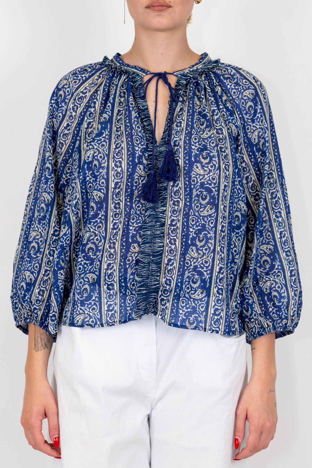 Tensione in - Blusa scollo a V fantasia astratta in mussola di cotone con laccio al collo e nappine