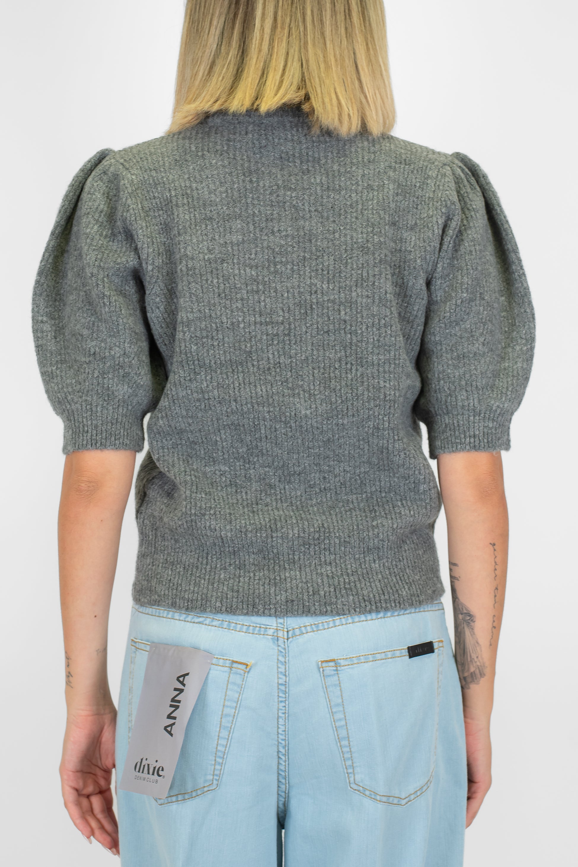 Kontatto - Maglia a coste mezzamanica a sbuffo in misto lana con collo cratere e fiocchi