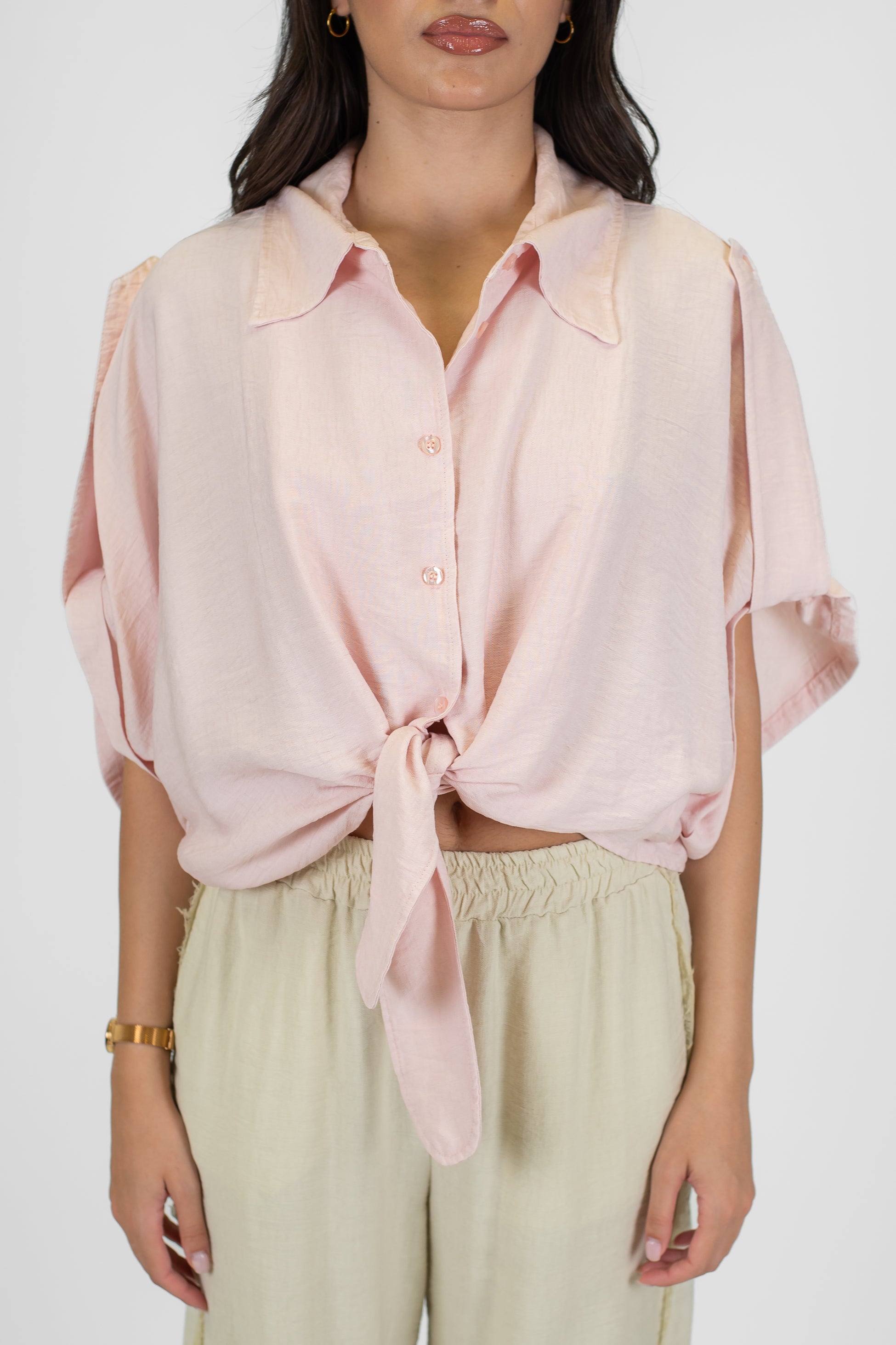 Tensione in - Camicia in viscosa leggera con rever ampio a lancia e nodo sul fondo