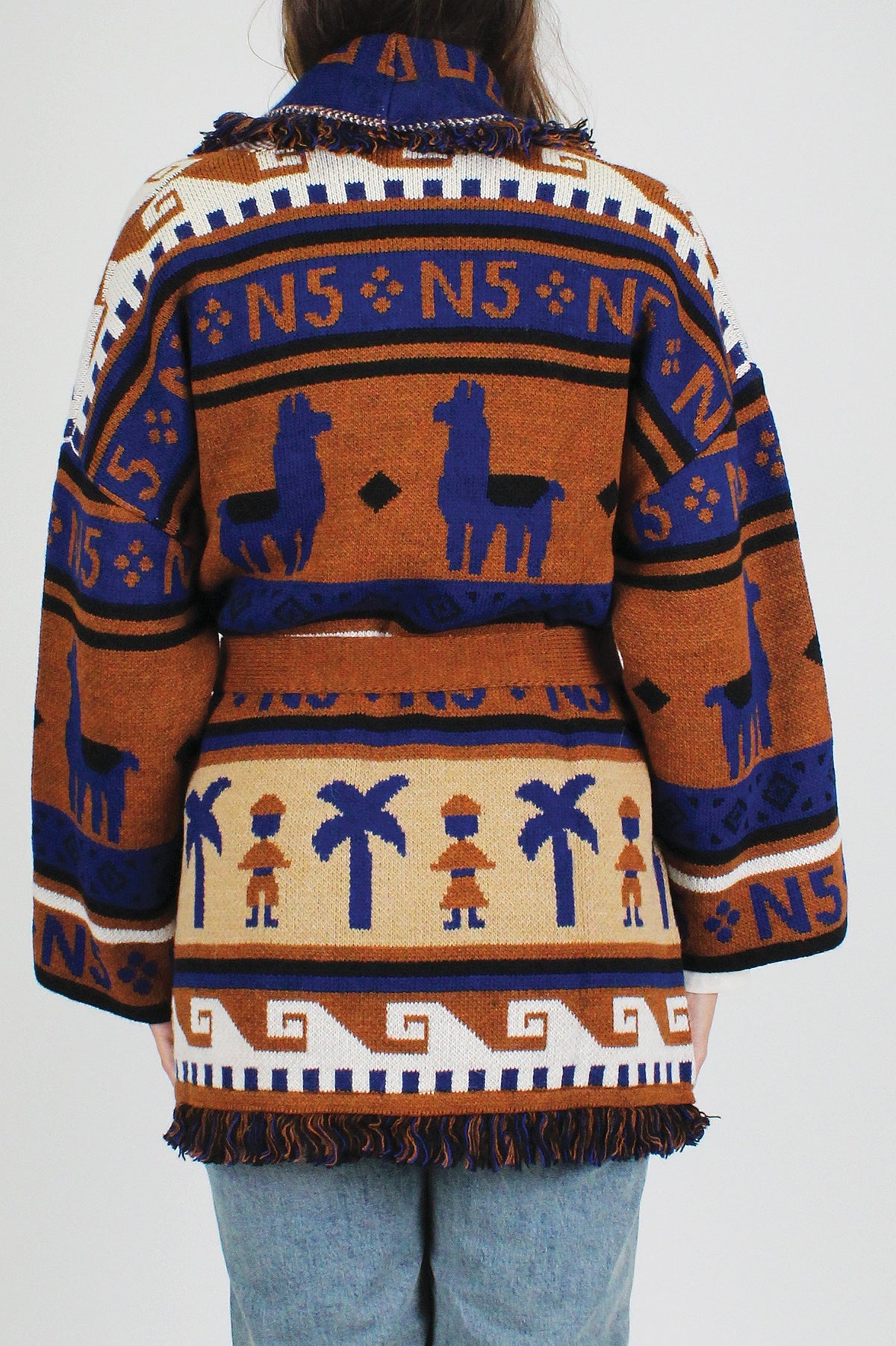Tensione in - Cardigan fantasia cammelli in misto lana con profilo frange e cintura in tessuto