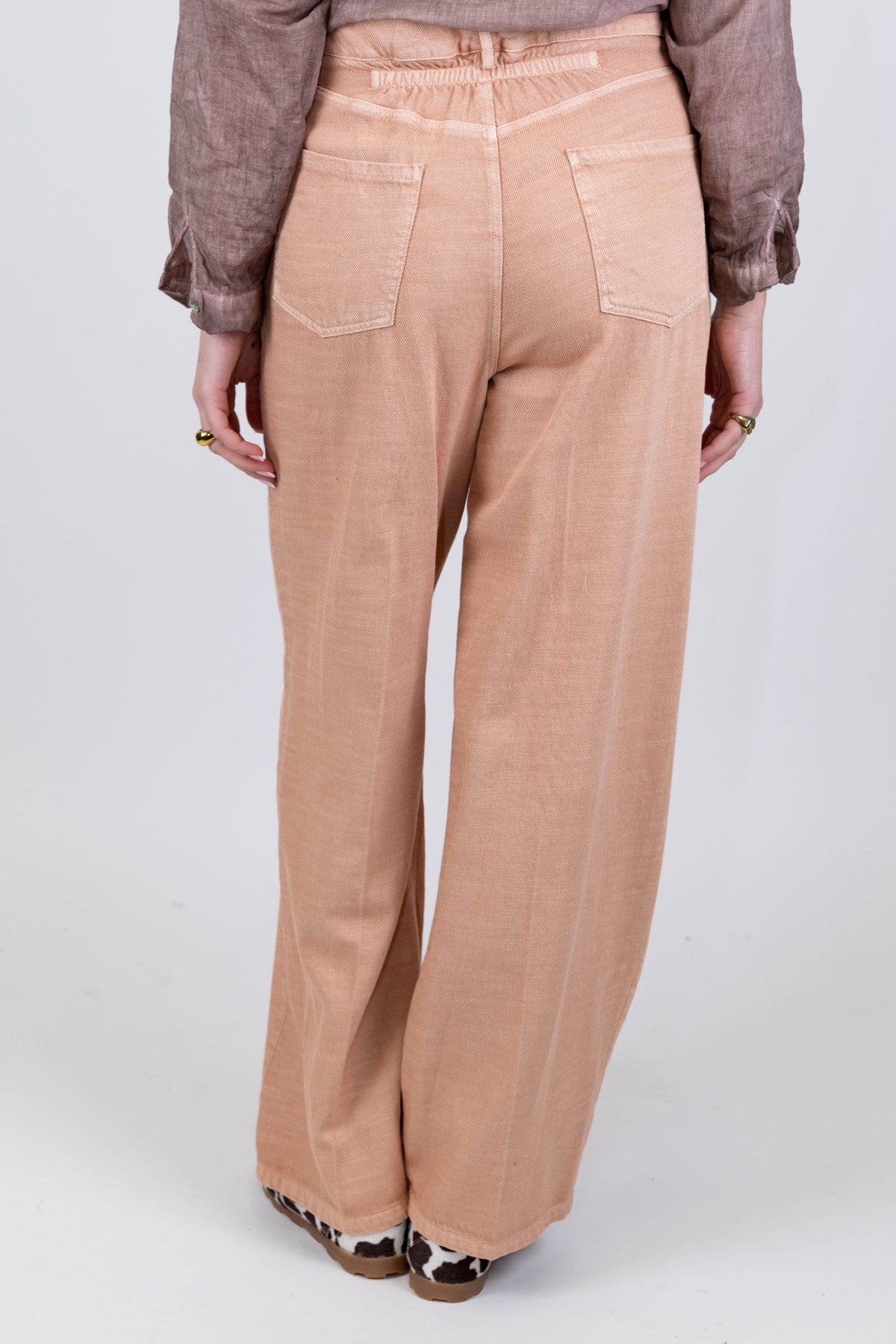 Tensione in - Pantalone in denim colorato con charms ed elastico sul retro