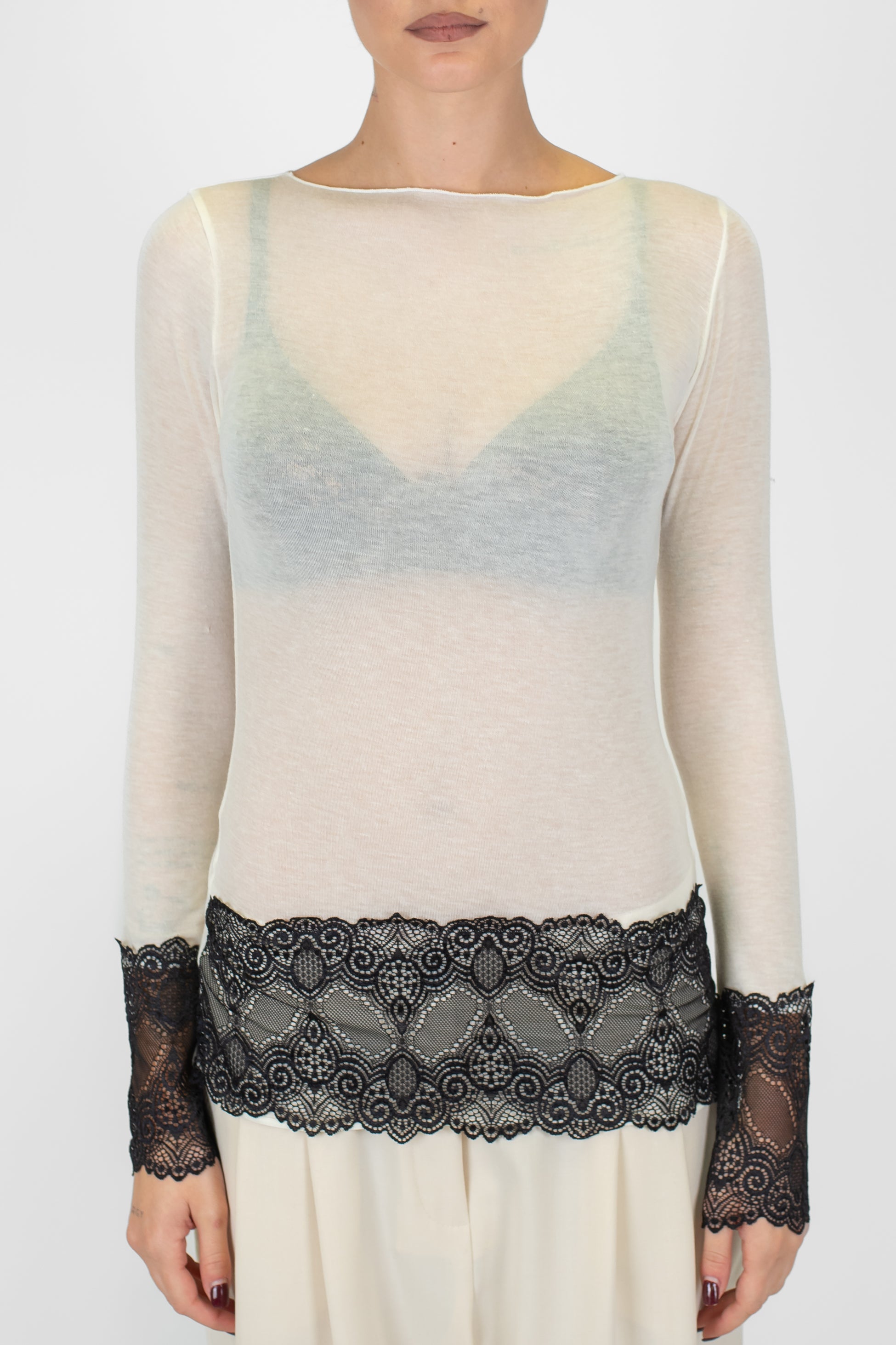 Tensione in - Maglia basic scollo a barca in misto cashmere con polsini e fondo in pizzo a contrasto