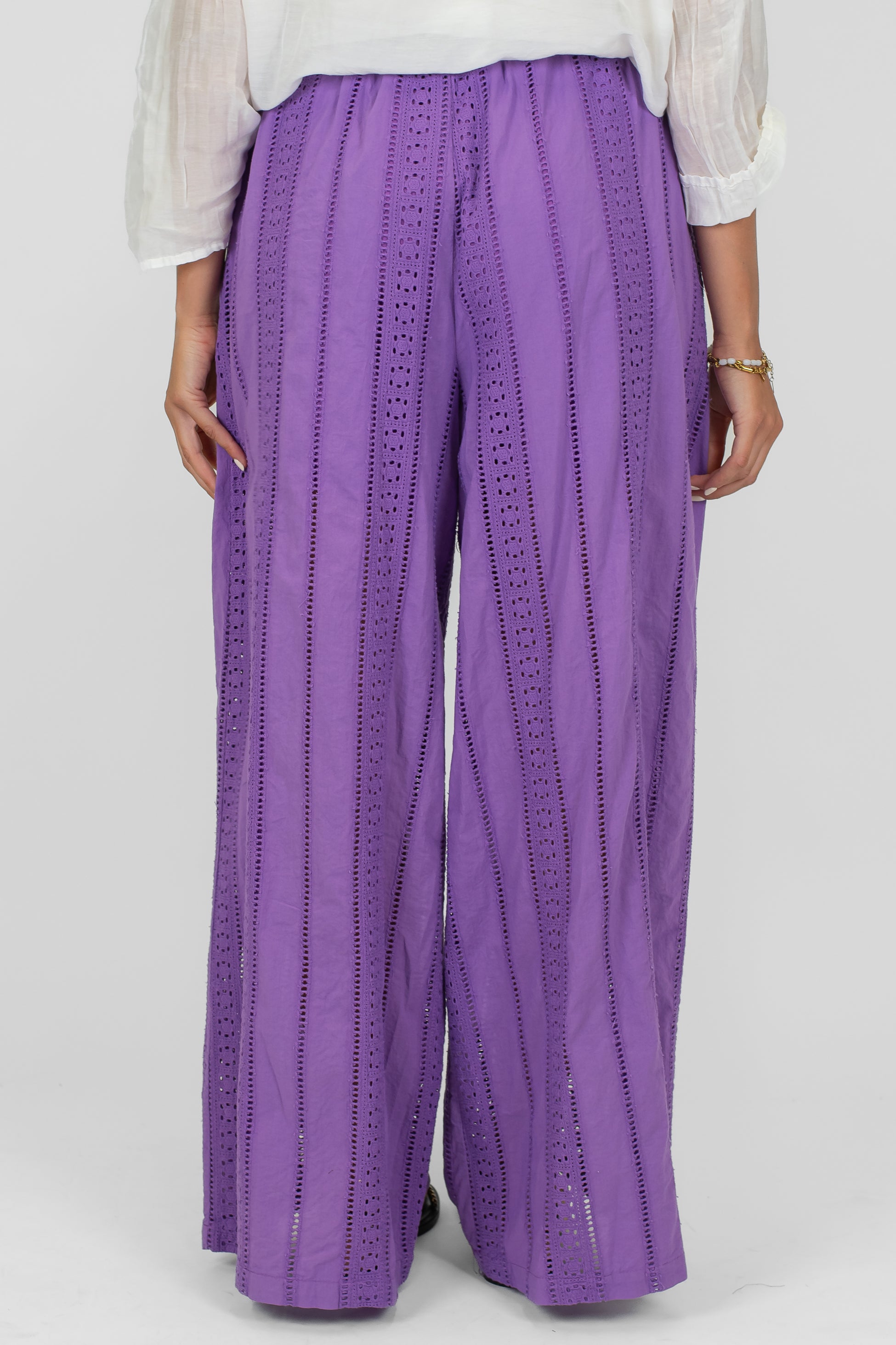 Tensione in - Pantalone palazzo con ricami in pizzo sangallo e coulisse