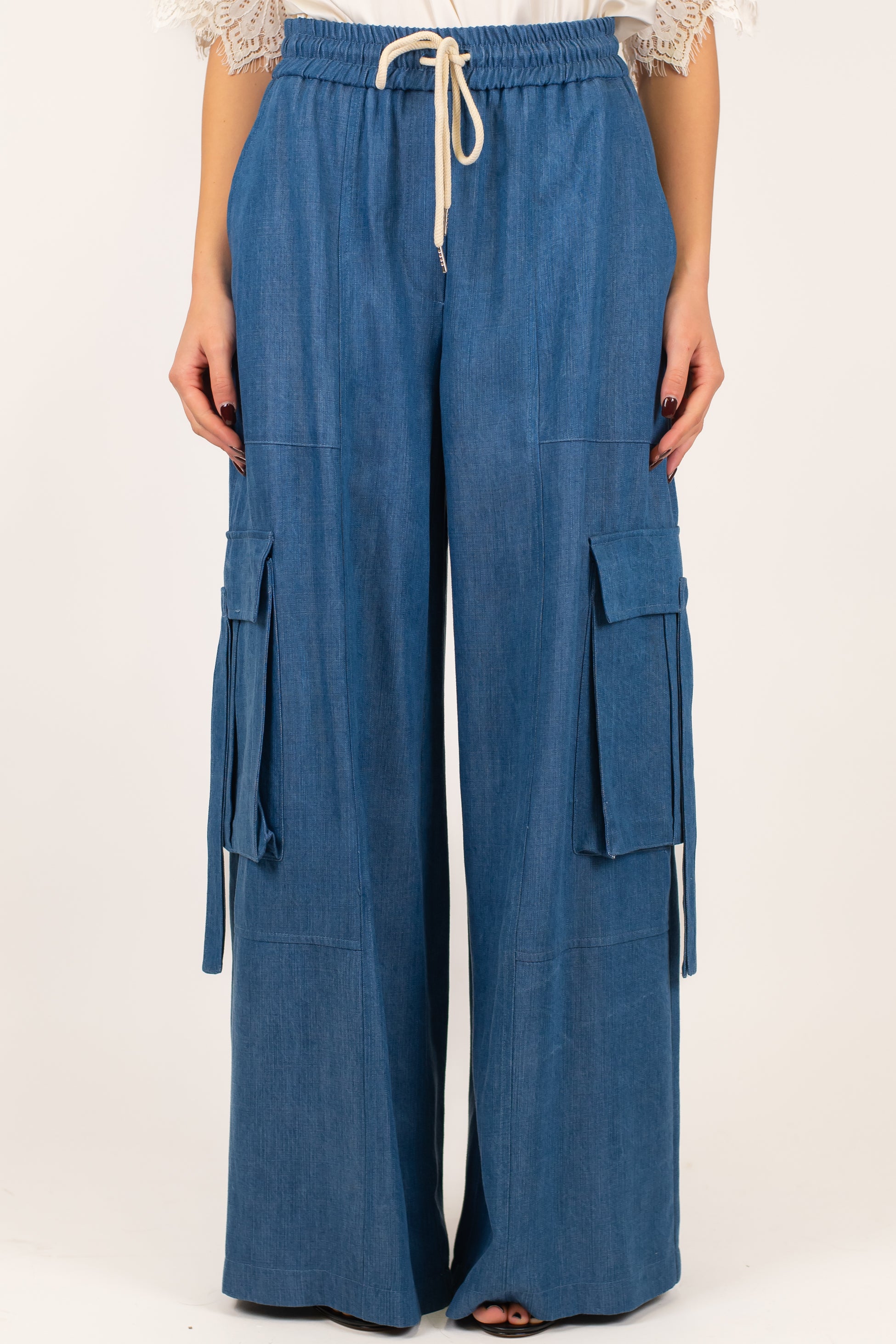 Tensione in - Pantalone palazzo cargo in lyocell effetto denim con coulisse