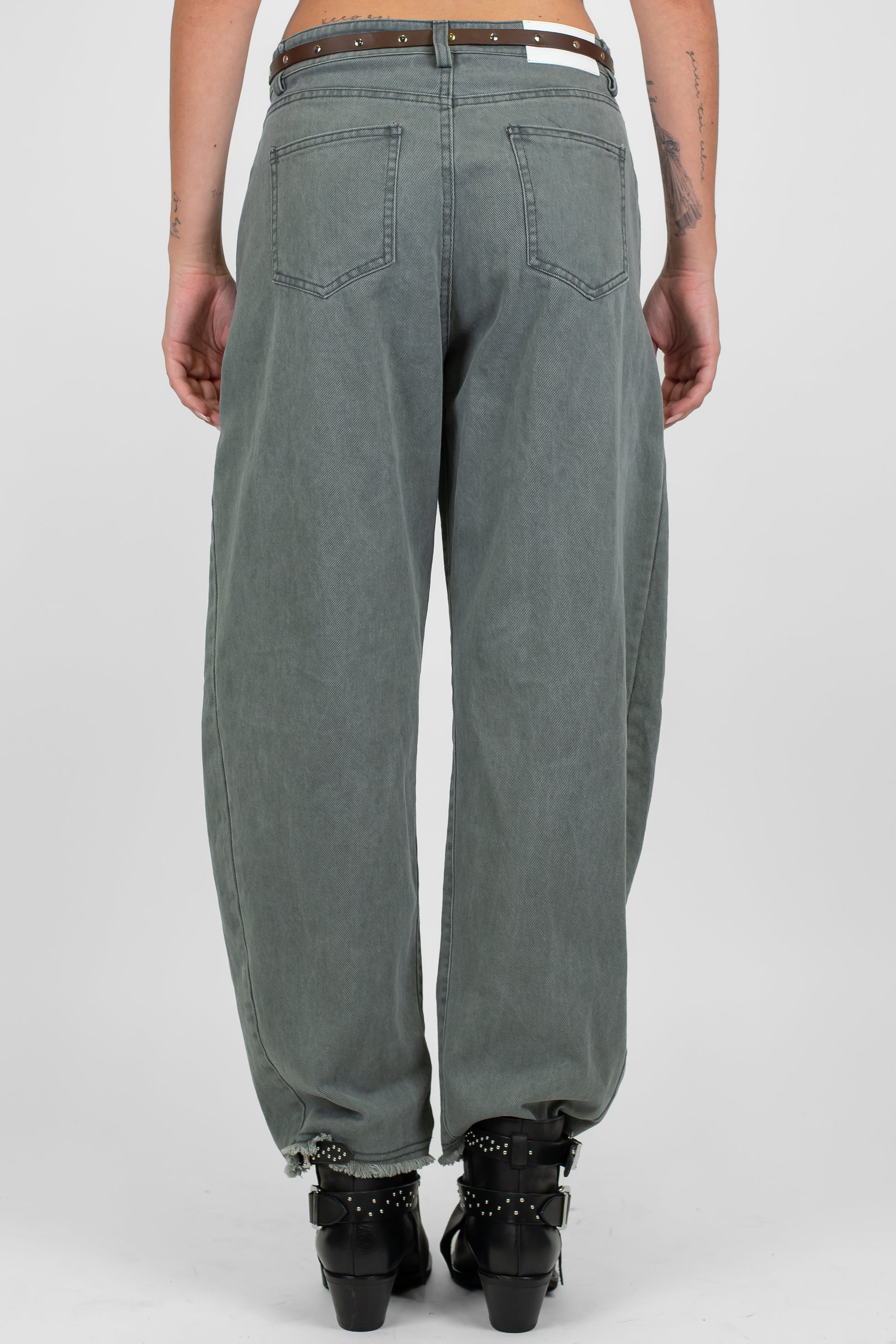 Tensione in - Pantalone balloon in denim colorato con fondo sfrangiato