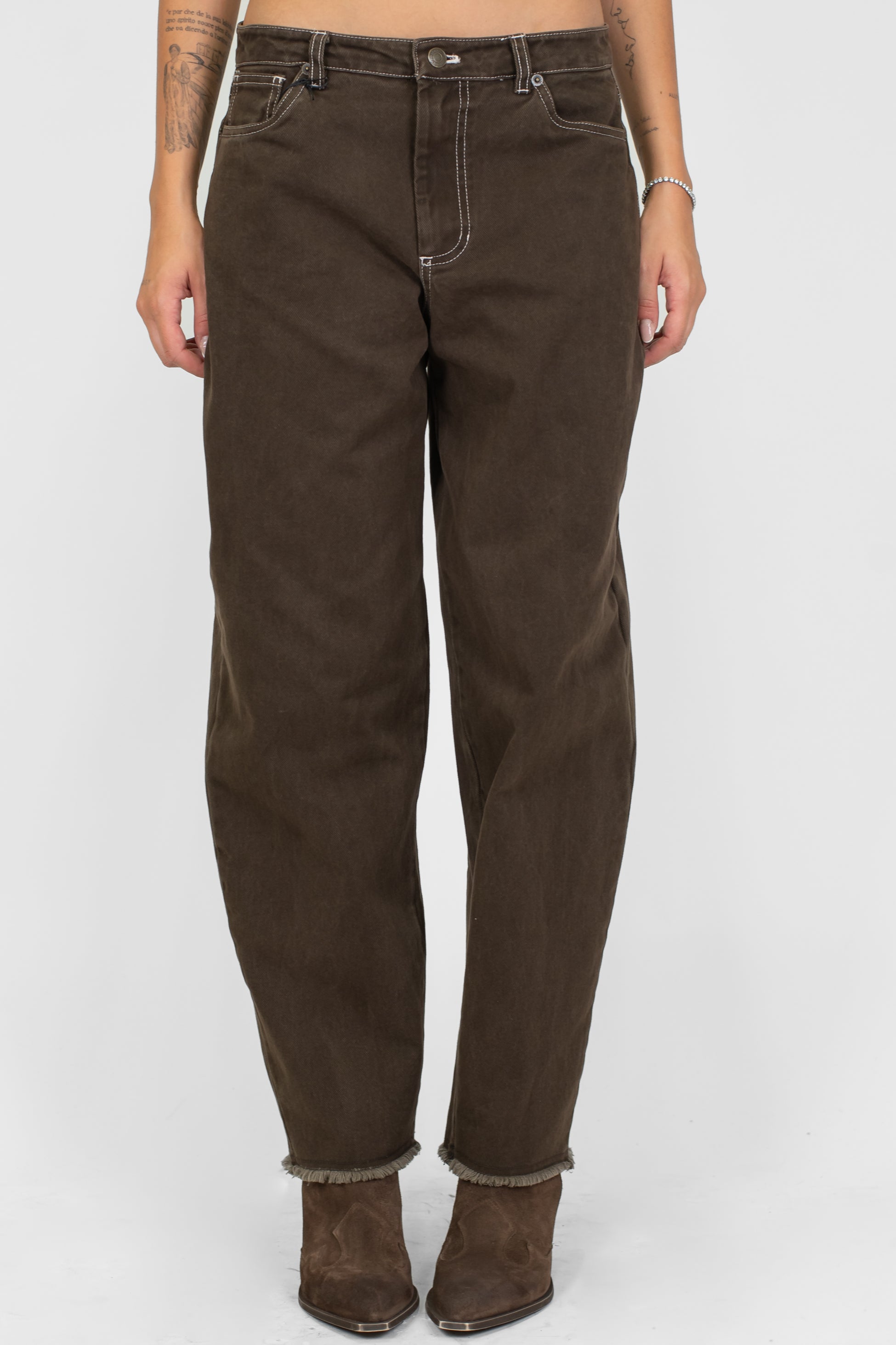 Tensione in - Pantalone balloon in denim colorato sfrangiato sul fondo