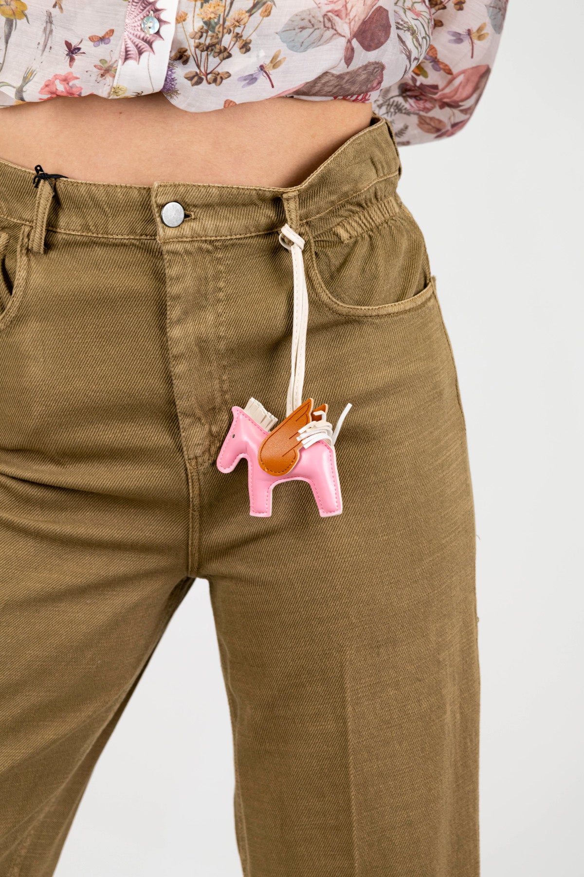 Tensione in - Pantalone in denim colorato con charms ed elastico sul retro