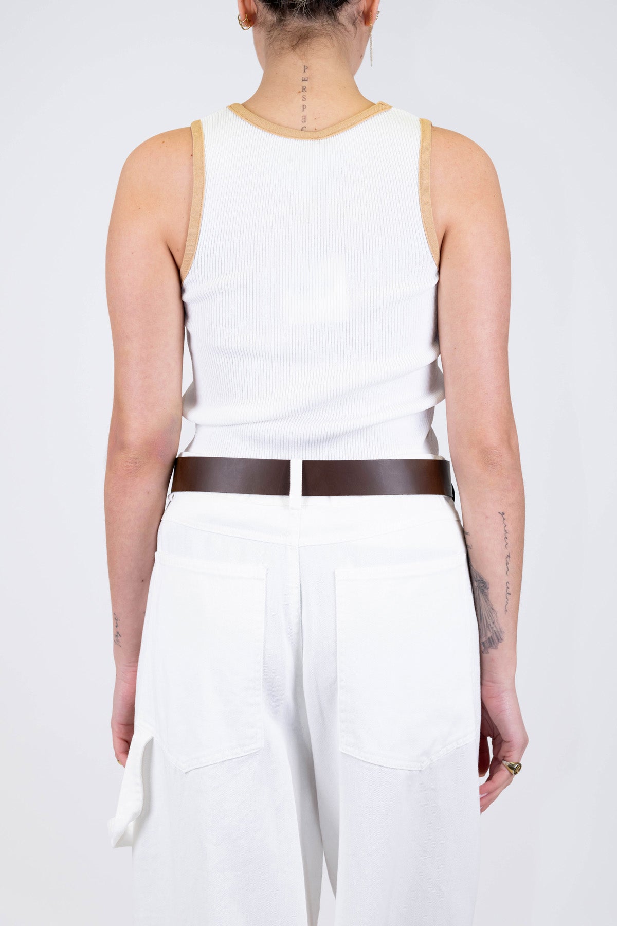 Tensione in - Canotta a costine con profilo a contrasto