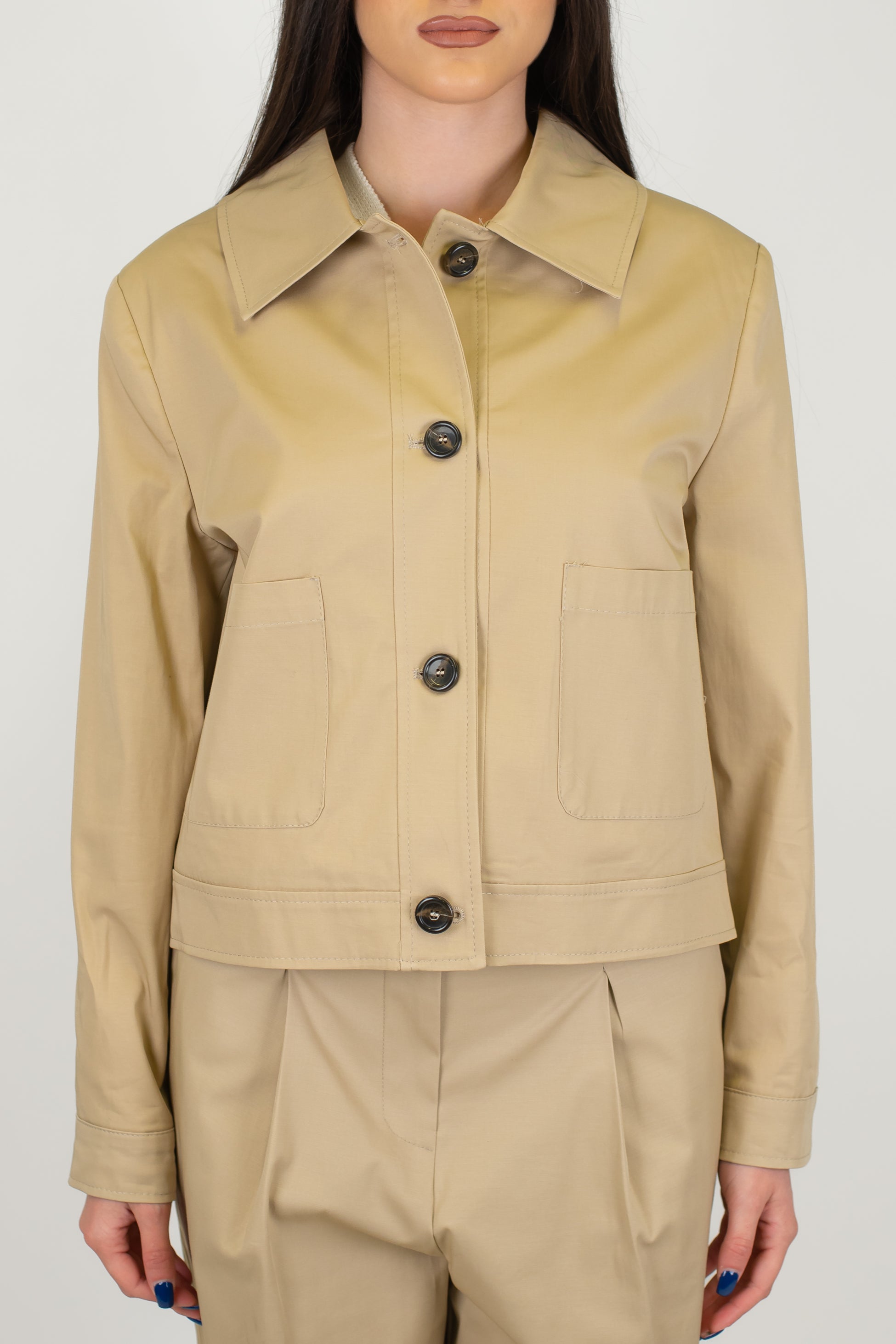 Tensione in - Trench crop con chiusura bottoni