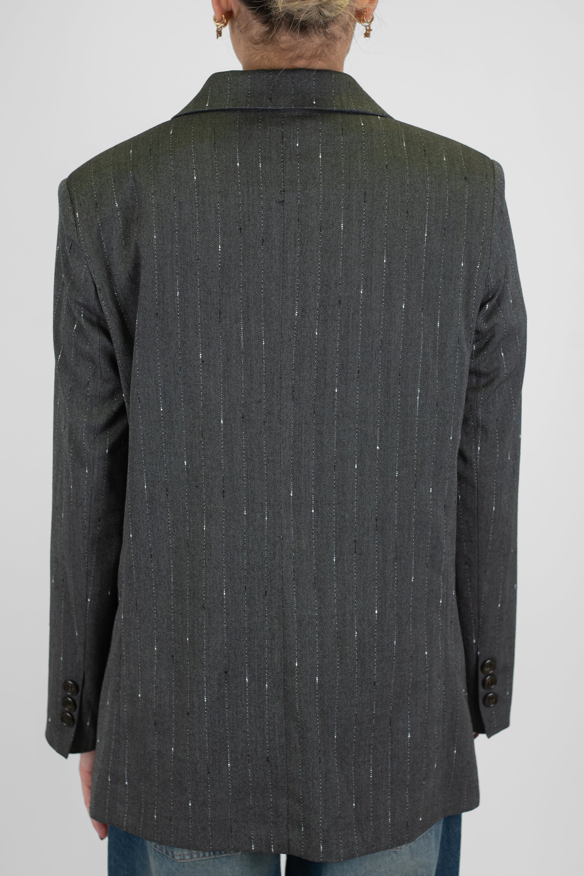 Maryley - Giacca doppiopetto gessata con spilla gioiello su rever