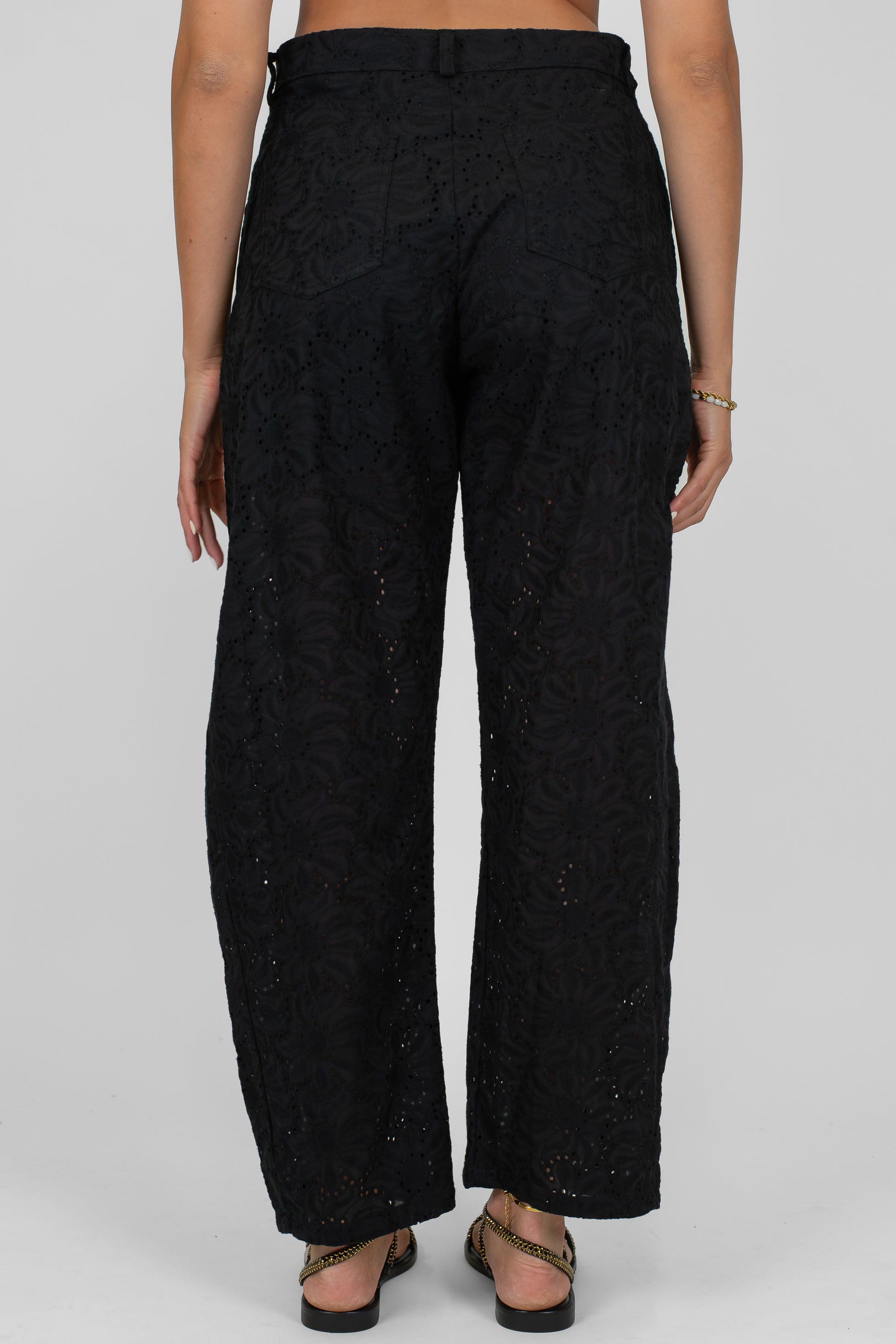 Tensione in - Pantalone balloon in pizzo sangallo