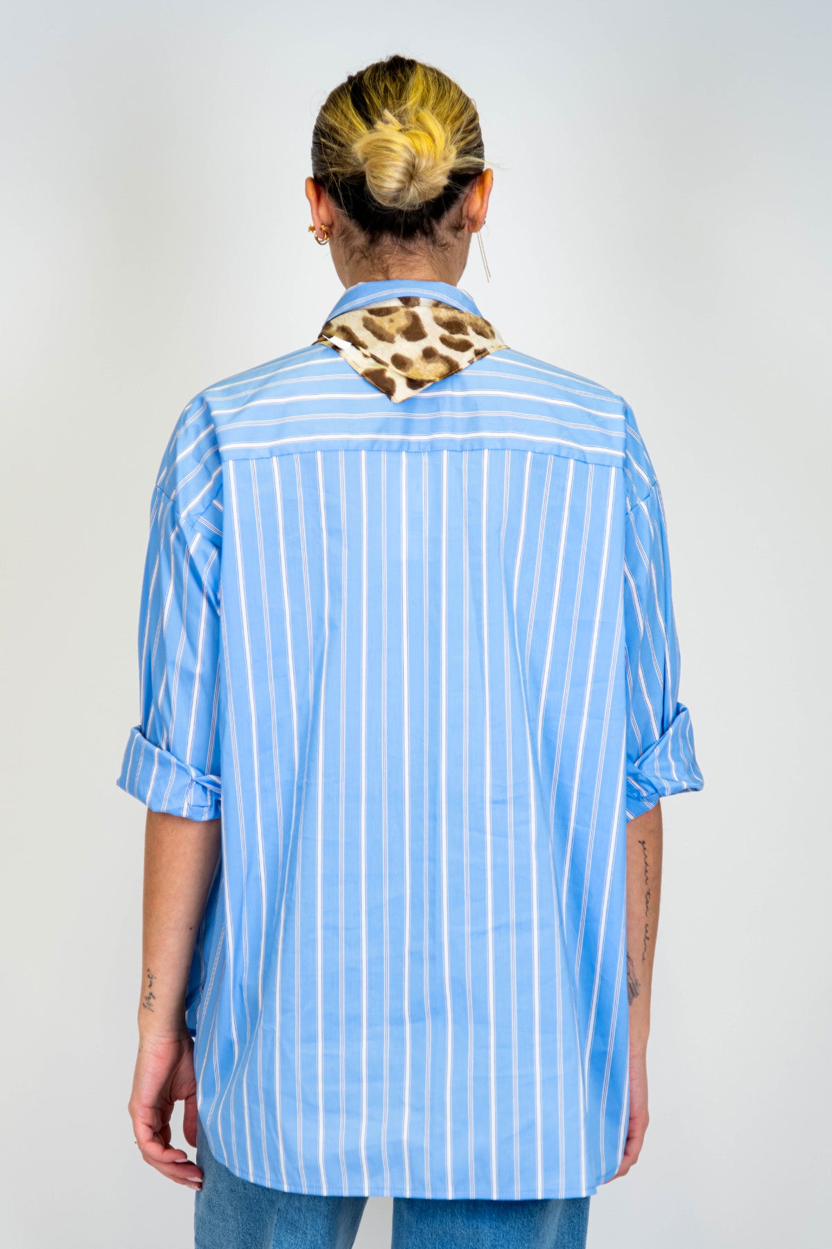 Motel - Camicia fantasiaa righe con foulard al collo