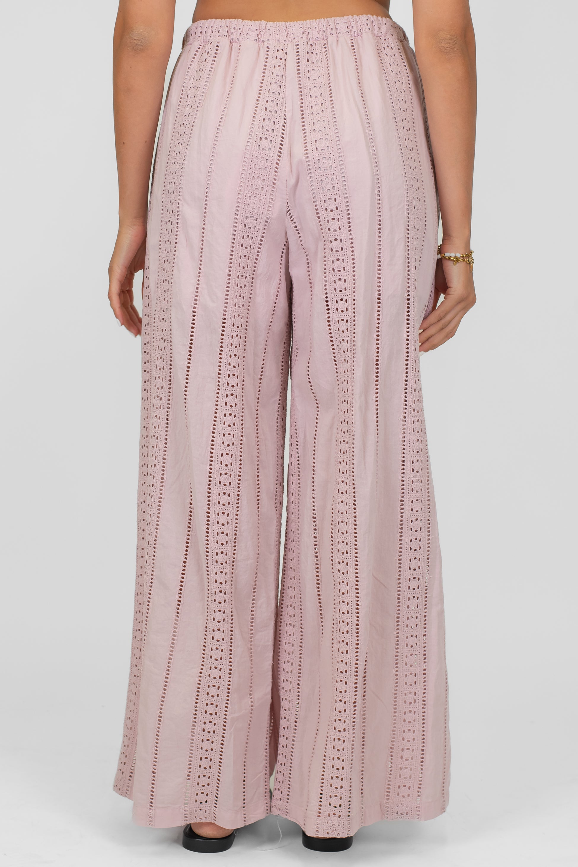 Tensione in - Pantalone palazzo con ricami in pizzo sangallo e coulisse