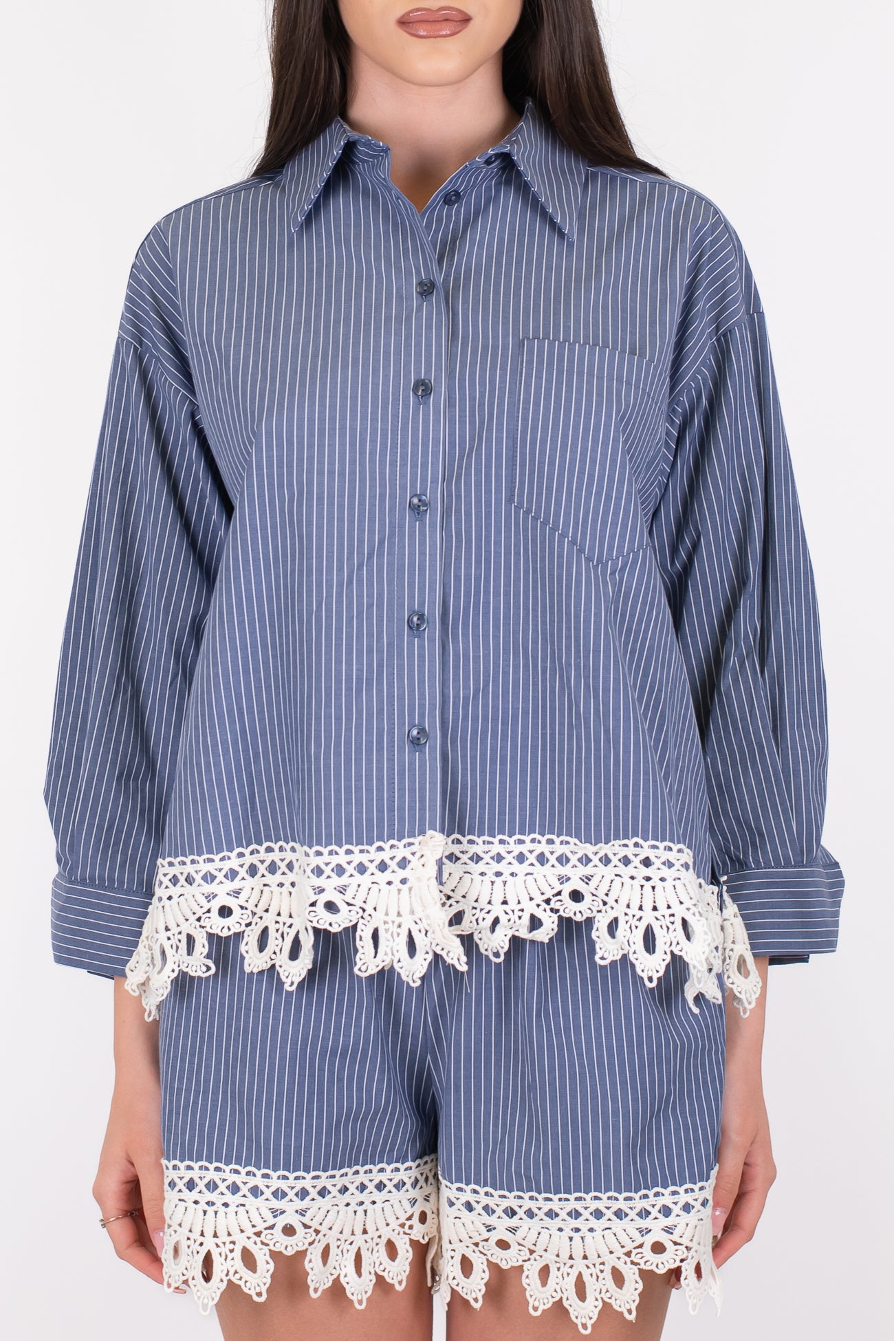 Motel - Coordinato camicia e shorts fantasia a righe con pizzo sul fondo