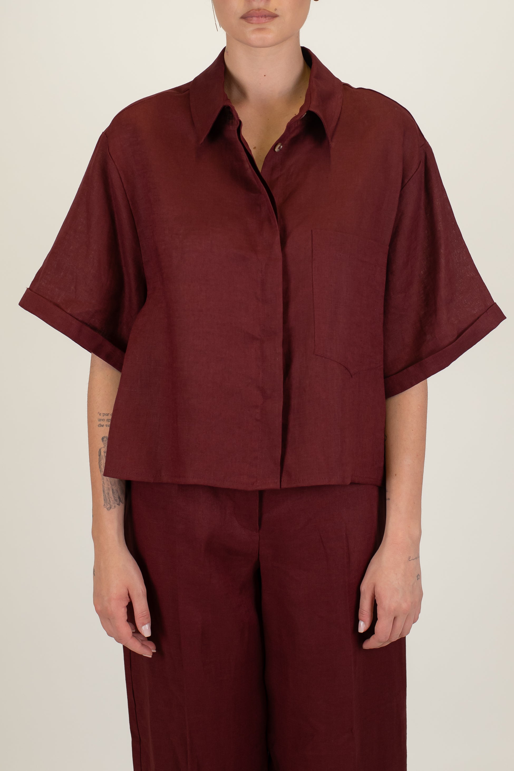Tensione in - Camicia over merzzamanica in puro lino con tascone