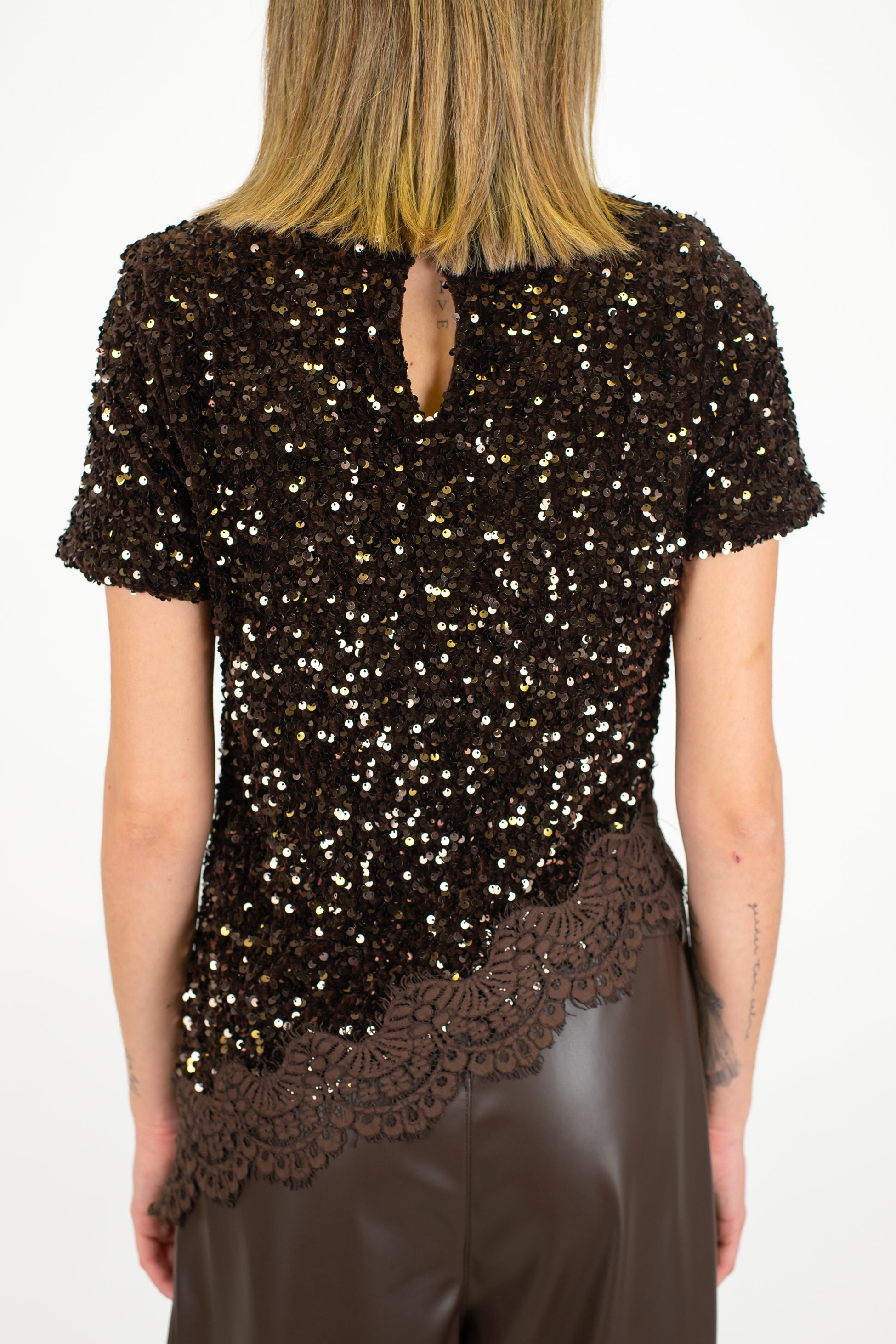 Motel - T-shirt paillettes con fondo asimmetrico in pizzo e bottoncino sul retro