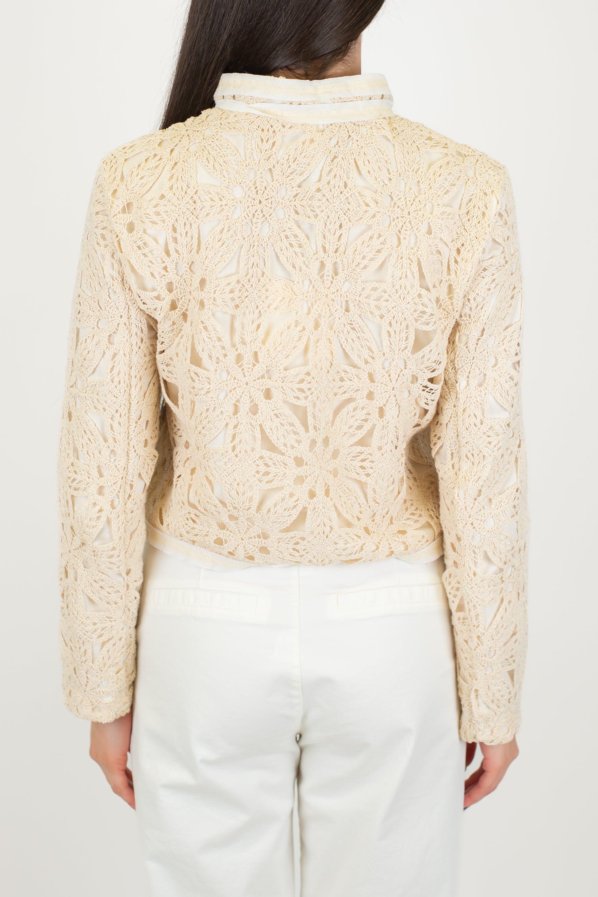 Tensione in - Giacca crop in crochet con chiusura alamari e collo coreano