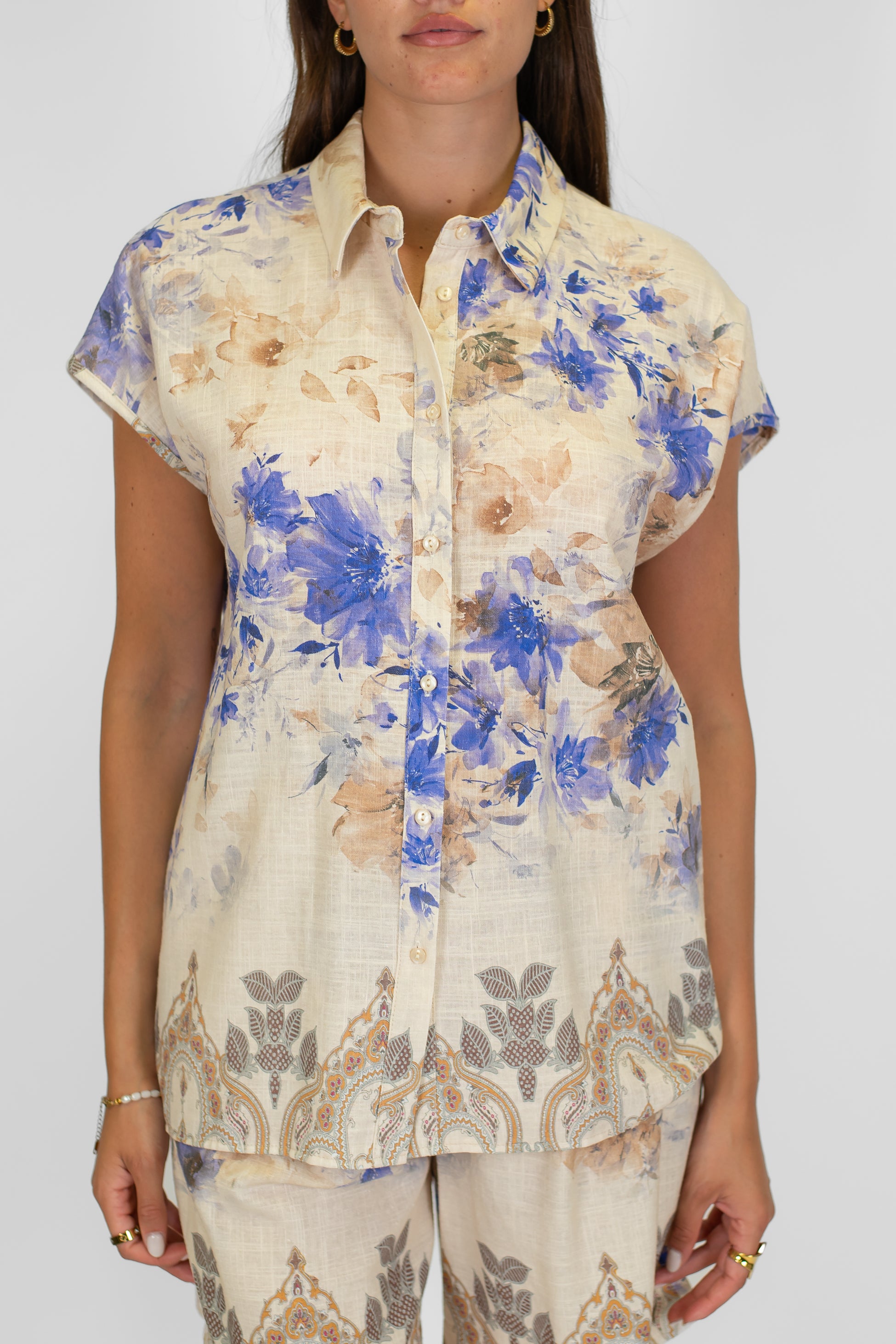 Tensione in - Camicia mezzamanica fantasia floreale in misto lino con trama a contrasto sul fondo