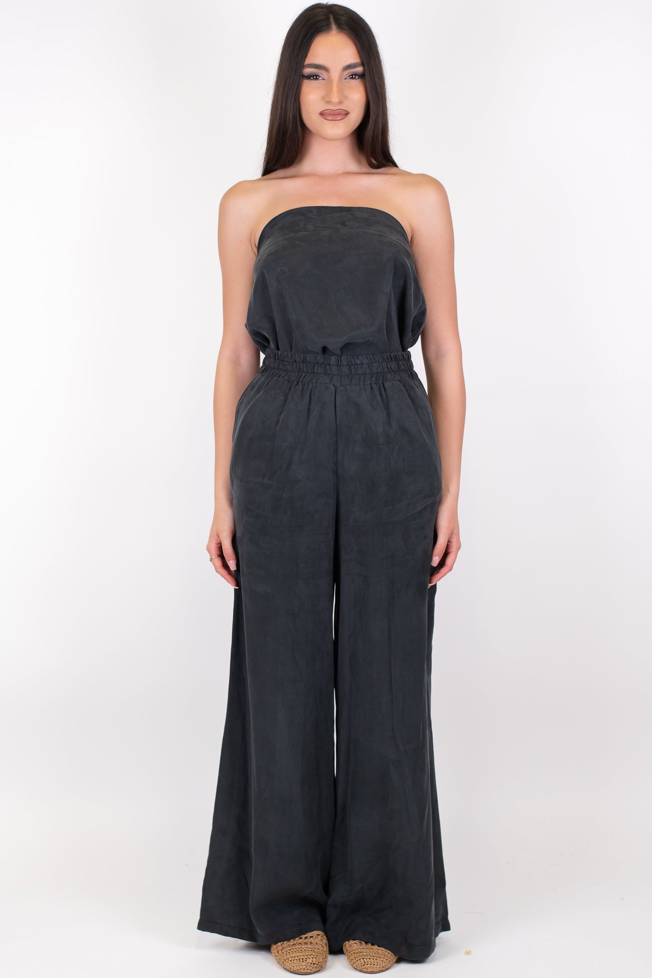 Tensione in - Coordinato in lyocell effetto cupro con top a fascia e pantalone palazzo con elastico in vita