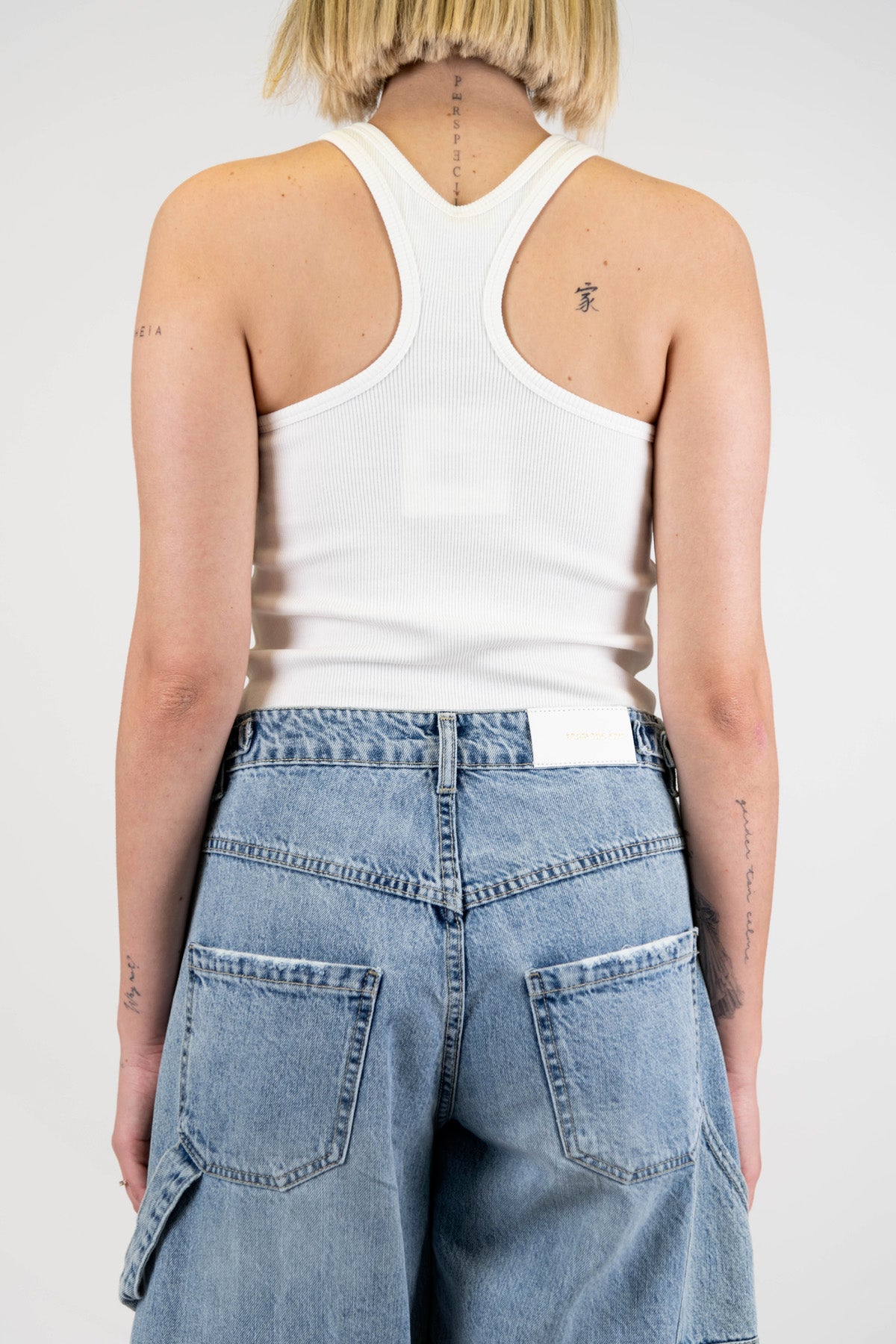 Tensione in - Canotta a costine con incrocio sul retro