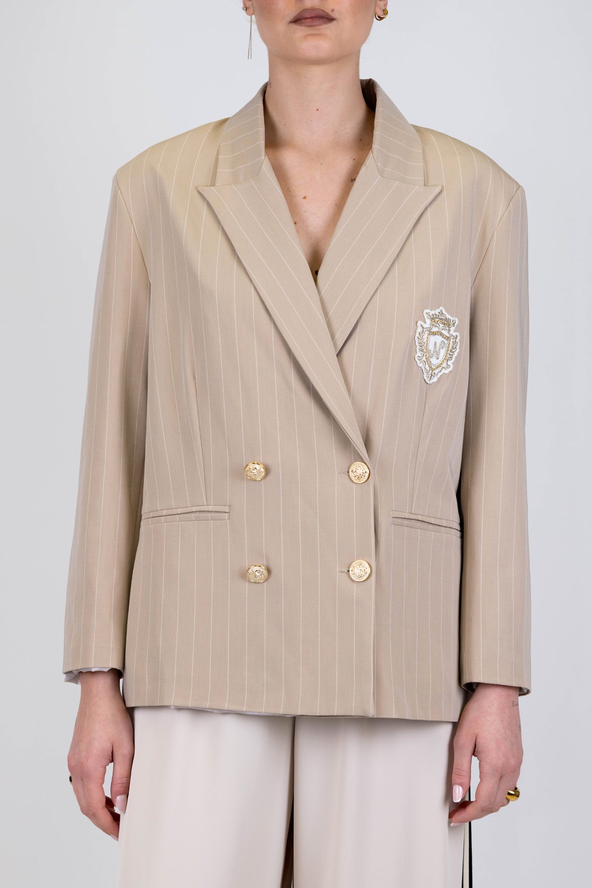 Tensione in - Giacca a scatola doppiopetto gessata con patch