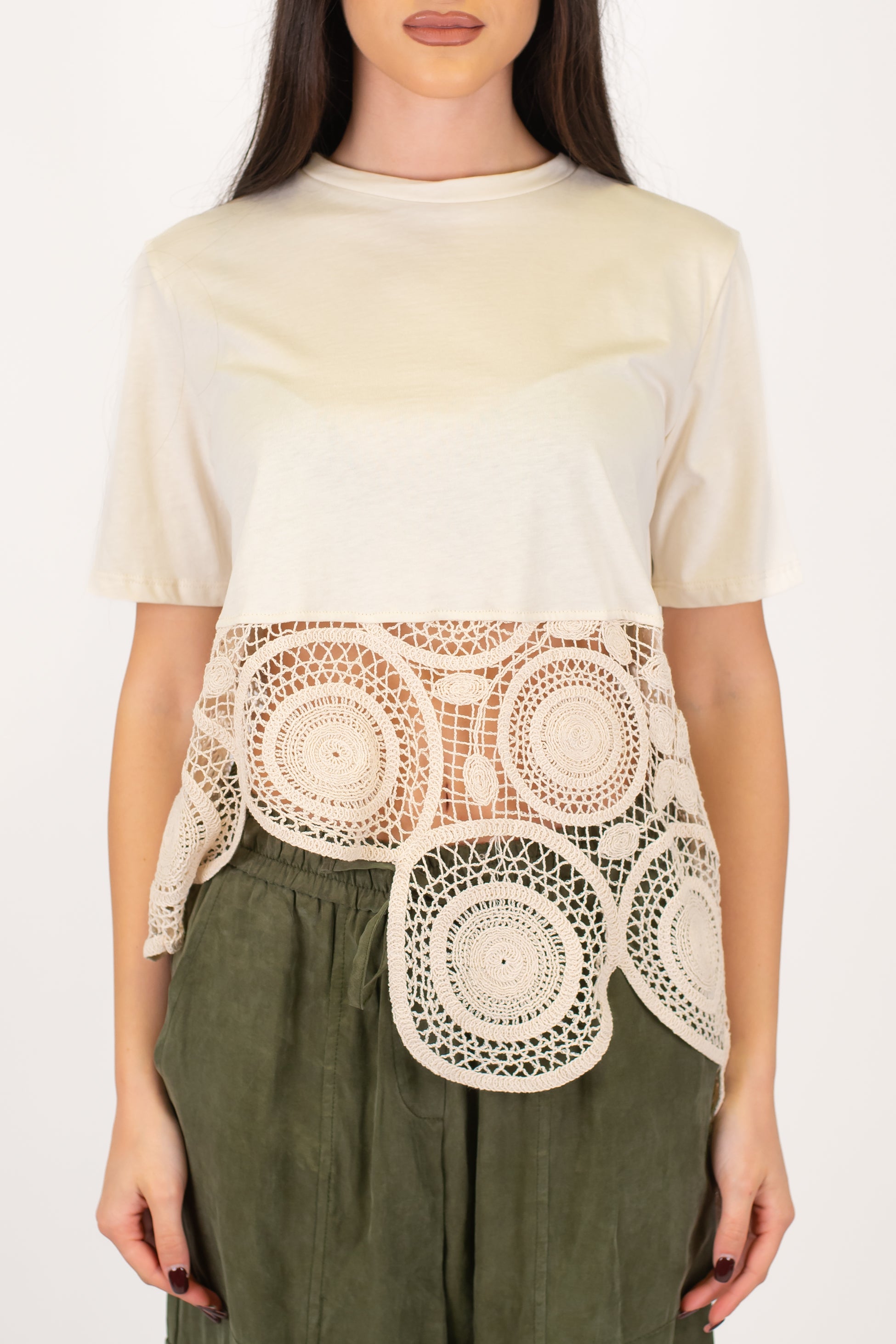 Tensione in - T-shirt con fondo asimmetrico in crochet lavorato all'uncinetto