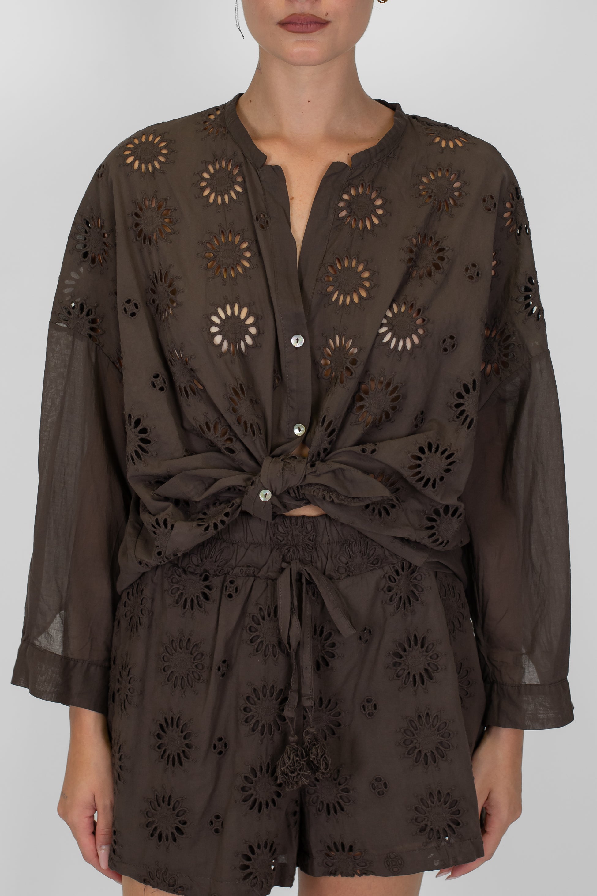 Motel - Camicia in pizzo sangallo con collo coreano