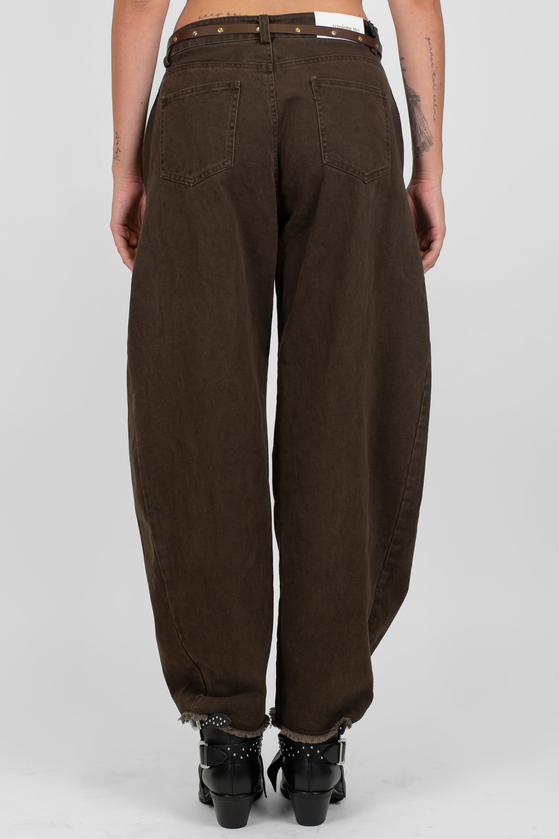 Tensione in - Pantalone balloon in denim colorato con fondo sfrangiato