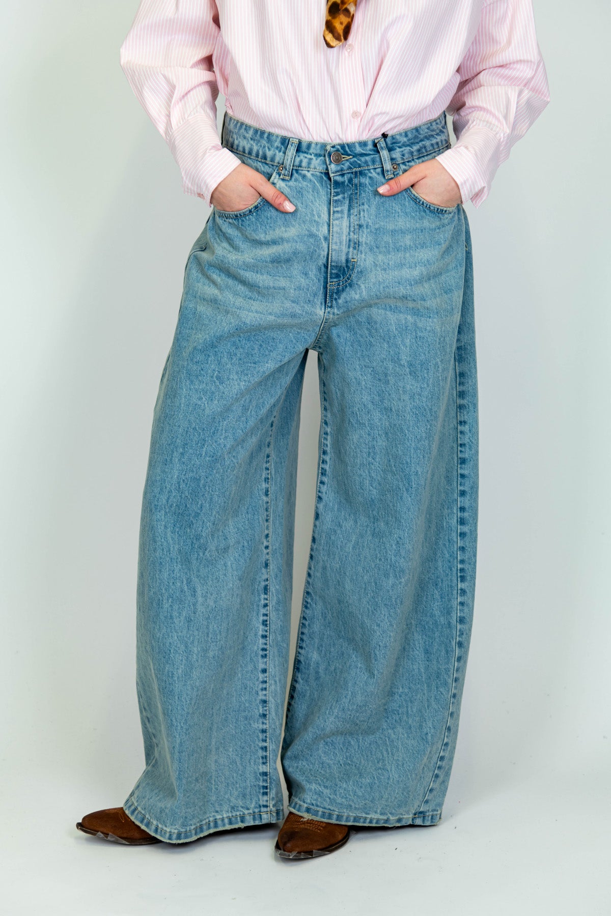 Tensione in - Jeans palazzo modello Giusi lavaggio intermedio con tasconi sul retro